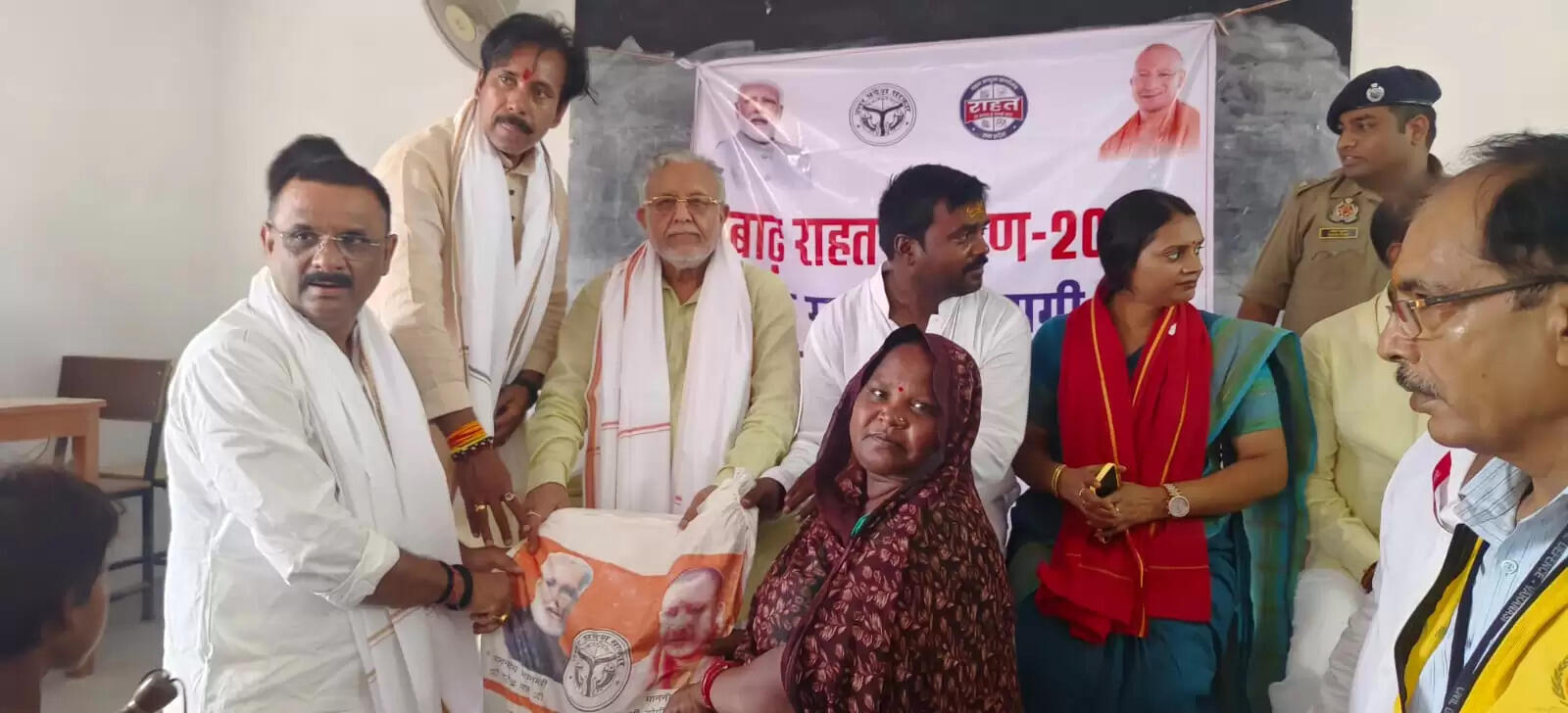 वाराणसी में बाढ़ प्रभावितों के बीच पहुंचे प्रभारी मंत्री सुरेश खन्ना, राहत कार्यों का लिया जायजा