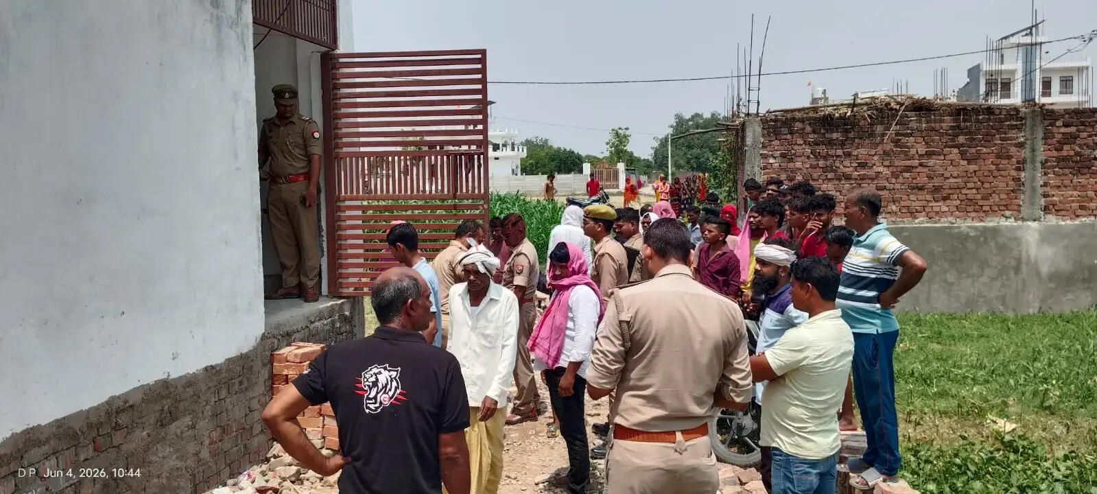 चोलापुर थाना क्षेत्र में बुधवार को दो अलग-अलग स्थानों पर दो युवकों के शव मिलने से सनसनी फैल गई। एक शव हरिश्चंद्र कॉलेज की बाउंड्री के पास मिला, जबकि दूसरा शव पास के ही एक घर के बाथरूम से बरामद किया गया। दो शव मिलने की सूचना के बाद पूरे इलाके में हड़कंप मच गया और बड़ी संख्या में लोग घटनास्थल के आसपास जुट गए।