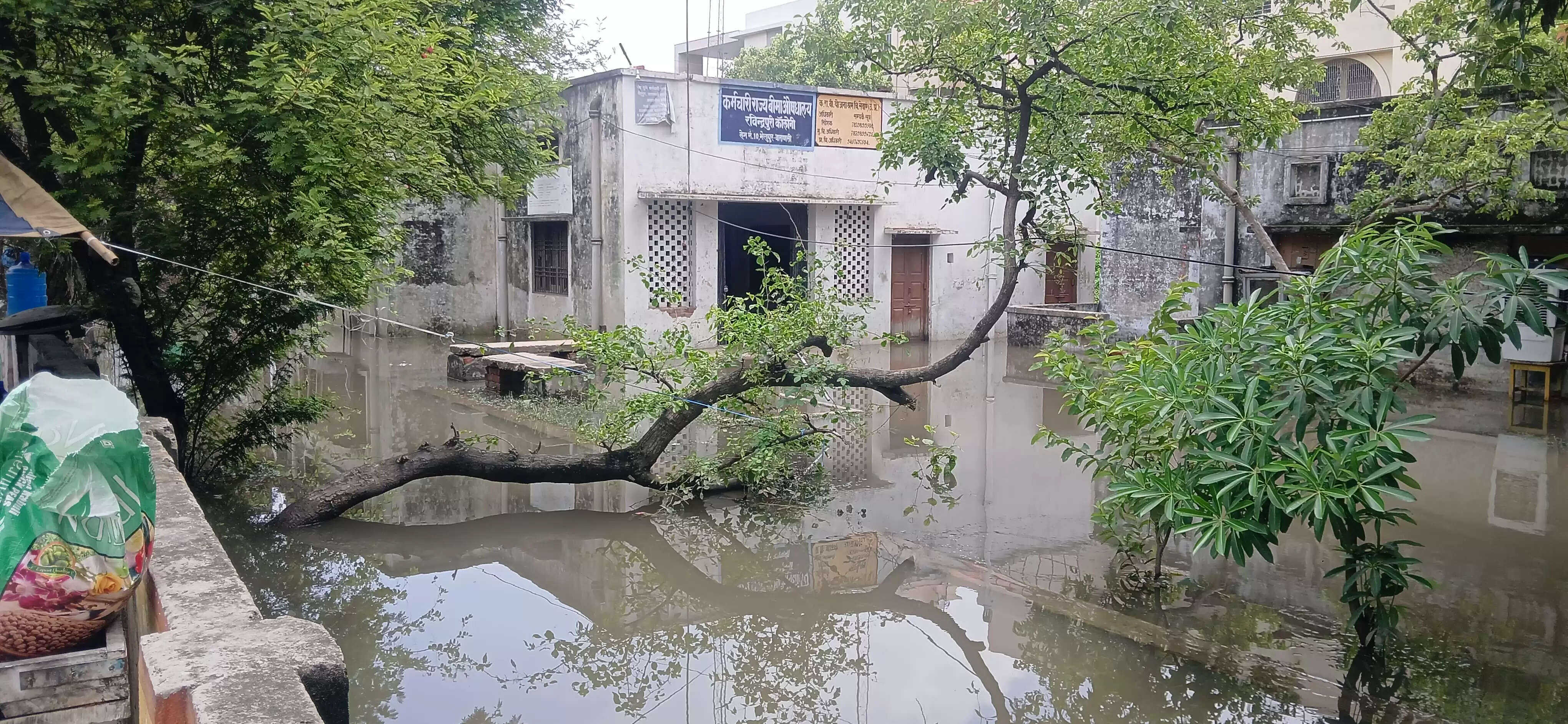 &nbsp;मानसून की पहली तेज बारिश ने खोली नगर निगम की पोल, रविंद्रपुरी में जलभराव से लोग बेहाल&nbsp;