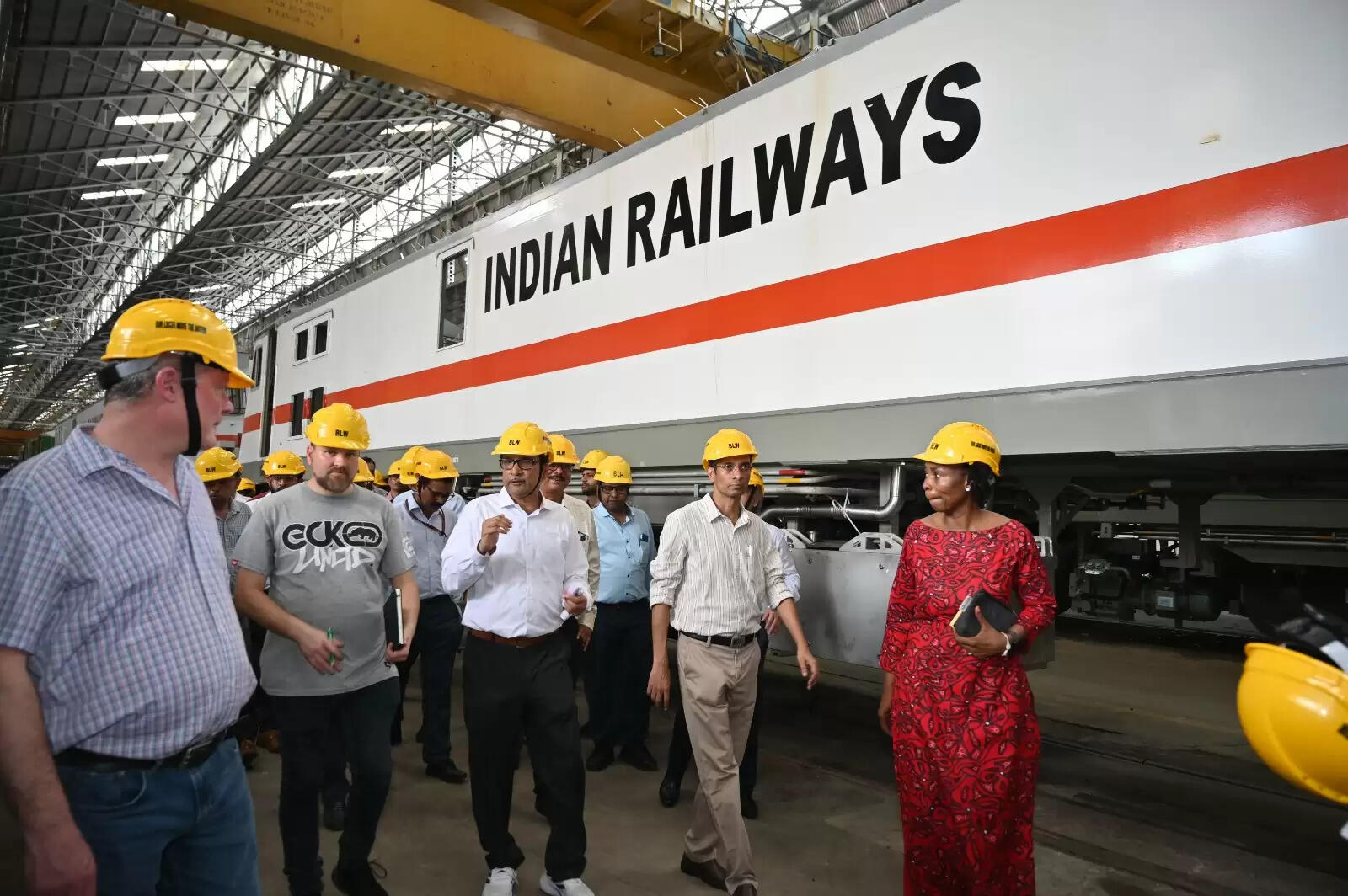  दक्षिण अफ्रीका के पांच सदस्यीय प्रतिनिधि मंडल ने मेसर्स सिको अफ्रिका इनर्जी एंड इन्फ्रास्ट्रक्चर के मुख्य कार्यकारी अधिकारी श्री शिवप्रगसेन नायडू के नेतृत्व में 1 सितंबर 2025 को बनारस रेल इंजन कारखाना (बरेका) का दौरा किया। इस दौरे का मुख्य उद्देश्य भारतीय रेल में उपयोग होने वाले 3100 अश्वशक्ति ब्रॉड गेज अल्को लोकोमोटिव को केप गेज में परिवर्तन कर खरीदने की संभावनाओं का आकलन करना था। प्रतिनिधि मंडल ने बरेका की उत्पादन और डिजाइन क्षमताओं का बारीकी से जायजा लिया।