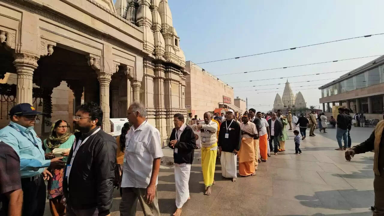 काशी तमिल संगमम् 4.0 के पाँचवें समूह का आज काशी विश्वनाथ मंदिर में विशेष स्वागत किया गया। मंदिर परिसर में शास्त्रियों ने डमरू, वेदध्वनि और पुष्पवर्षा के साथ अतिथियों का पारंपरिक सम्मान किया। आगमन के बाद सभी सदस्यों ने “हर हर महादेव” और “जय विश्वनाथ” के उद्घोष के बीच बाबा विश्वेश्वर के चरणों में श्रद्धा अर्पित की।