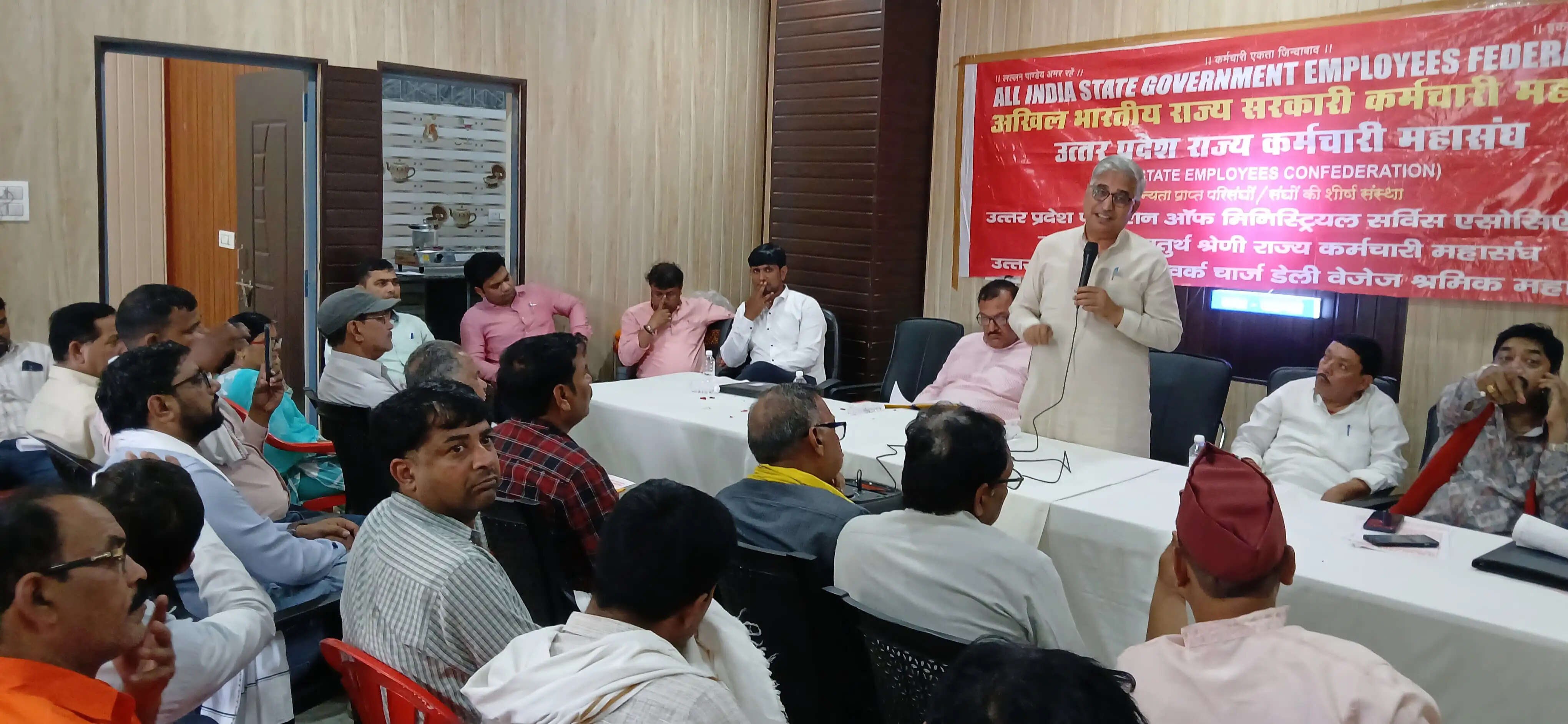 विधायक सौरभ श्रीवास्तव ने दुर्घटना पीड़ित परिवार को दी सहायता, कड़ी कार्रवाई का आश्वासन वाराणसी। कैन्ट विधायक सौरभ श्रीवास्तव ने मंगलवार को हरिश्चंद्र घाट पर सड़क दुर्घटना में मृत नीलम सोनकर को श्रद्धांजलि अर्पित की और उनके परिजनों को सांत्वना दी। विधायक ने दाह संस्कार की व्यवस्था सुनिश्चित की। इसके बाद वे गैलेक्सी अस्पताल पहुंचे, जहां दुर्घटना में घायल बिटिया गौतमी और उनके पिता राहुल सोनकर भर्ती हैं। उन्होंने चिकित्सकों से मरीजों की स्थिति की जानकारी ली और उनकी समुचित चिकित्सा की व्यवस्था कराई। विधायक ने राहुल के भाई आर्यन को तत्काल 20 हजार रुपये की आर्थिक सहायता प्रदान की। अस्पताल में मौजूद लोगों ने दोषियों के खिलाफ कड़ी कानूनी कार्रवाई की मांग की, जिस पर विधायक ने पुलिस को आवश्यक दिशा-निर्देश दिए। उन्होंने कहा,