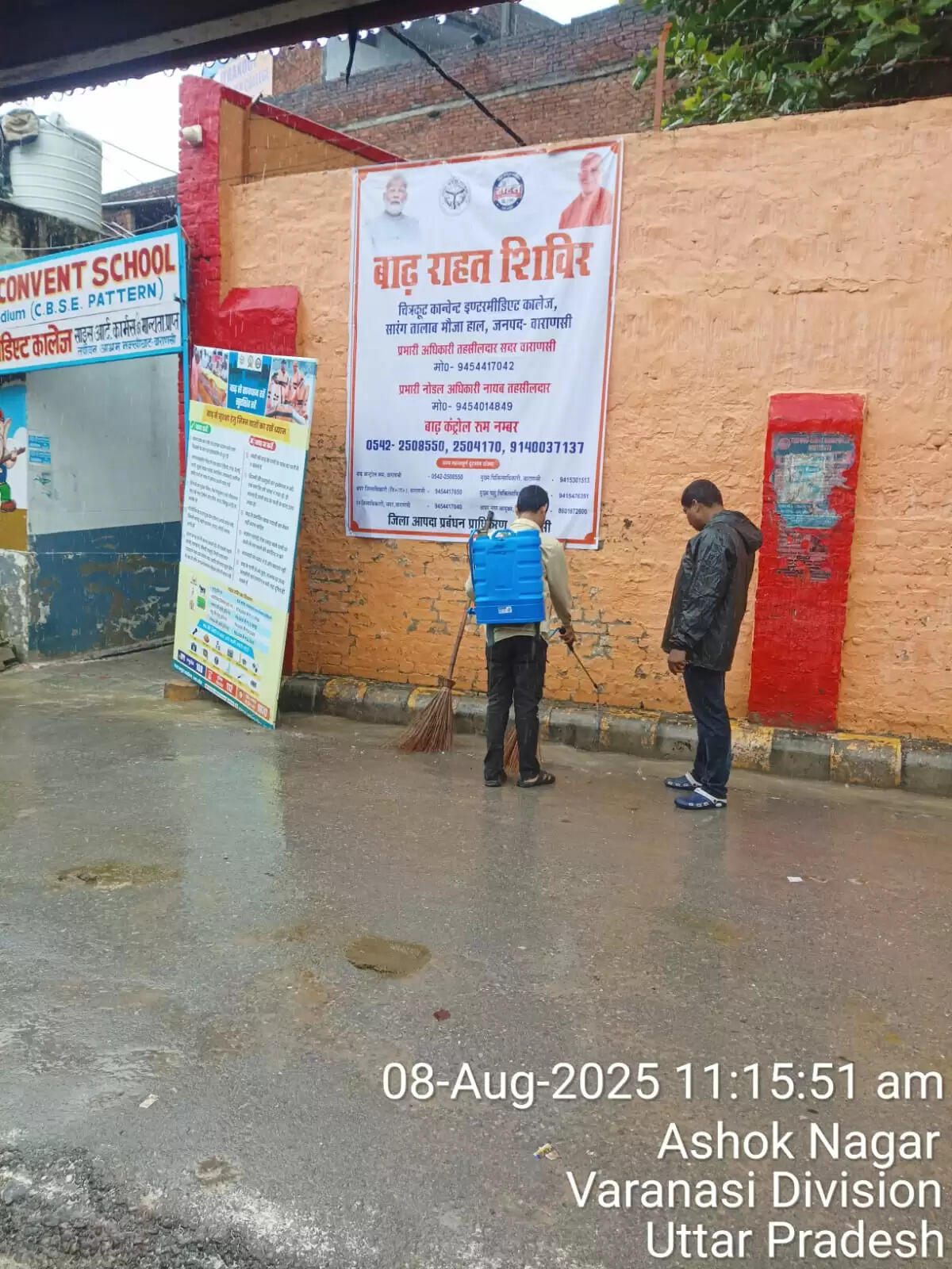 बाढ़ प्रभावितों को तत्काल मिले चिकित्सा सुविधा, ढिलाई बर्दाश्त नहीं : DM   वाराणसी। वाराणसी जिलाधिकारी सत्येंद्र कुमार के निर्देश पर बाढ़ प्रभावित क्षेत्रों में स्वास्थ्य सेवाओं को प्राथमिकता के आधार पर सुनिश्चित किया जा रहा है। बाढ़ राहत शिविरों में 24 चिकित्सकीय टीमें तैनात की गई हैं, जो दिन-रात प्रभावित लोगों की देखभाल  में सक्रिय हैं। स्वास्थ्य विभाग ने संक्रामक रोगों की रोकथाम के लिए व्यापक निरोधात्मक कार्यवाही शुरू कर दी है।  जिलाधिकारी के निर्देश: कोई ढिलाई नहीं जिलाधिकारी ने मुख्य चिकित्सा अधिकारी (सीएमओ) को निर्देश दिए हैं कि बाढ़ प्रभावित क्षेत्रों और राहत शिविरों में चिकित्सा सुविधाएं तत्काल उपलब्ध कराई जाएं। उन्होंने स्वास्थ्य विभाग को सतर्क रहने और किसी भी स्तर पर ढिलाई न बरतने के लिए कहा। सीएमओ डॉ. संदीप चौधरी ने बताया कि राहत शिविरों में चिकित्सक और पैरामेडिकल स्टाफ मरीजों की देखभाल में जुटे हैं। अब तक 572 मरीजों का इलाज, 2782 ओआरएस पैकेट और 35,000 से अधिक क्लोरीन गोलियों का वितरण किया जा चुका है।  जलजनित बीमारियों पर नियंत्रण स्वास्थ्य विभाग द्वारा जलजनित बीमारियों की रोकथाम के लिए क्लोरीन टैबलेट का वितरण किया जा रहा है, जो पीने के पानी को शुद्ध करने में मददगार है। प्रभावित क्षेत्रों में स्वच्छता और जागरूकता अभियान भी तेज कर दिया गया है। लोगों को साफ पानी पीने और व्यक्तिगत स्वच्छता बनाए रखने की सलाह दी जा रही है। डॉ. पीयूष राय को चिकित्सा सेवाओं की देखरेख के लिए नोडल अधिकारी नियुक्त किया गया है।  घर-घर क्लोरीन टैबलेट वितरण जिला मलेरिया अधिकारी शरद चंद पांडे ने बताया कि शहरी और ग्रामीण क्षेत्रों में आशा कार्यकर्ताओं द्वारा घर-घर क्लोरीन टैबलेट वितरित की जा रही हैं। बुखार के मरीजों को निकटवर्ती शिविरों में जांच और इलाज के लिए भेजा जा रहा है। आशा कार्यकर्ता 20 लीटर पानी में एक क्लोरीन टैबलेट डालकर शुद्धिकरण का प्रदर्शन भी कर रही हैं। इसके अतिरिक्त, डूडा से नियुक्त 45 कर्मचारी बाढ़ प्रभावित कॉलोनियों में लार्वा चेकिंग और एंटी-लार्वा छिड़काव का कार्य कर रहे हैं। इस अभियान में जन-प्रतिनिधियों और पार्षदों का भी सहयोग लिया जा रहा है।  स्वास्थ्य विभाग की सक्रियता स्वास्थ्य विभाग और जिला प्रशासन की टीमें बाढ़ प्रभावित क्षेत्रों में दिन-रात सक्रिय हैं, ताकि प्रभावित लोगों को त्वरित चिकित्सा सुविधा और अन्य आवश्यक सहायता उपलब्ध हो सके।