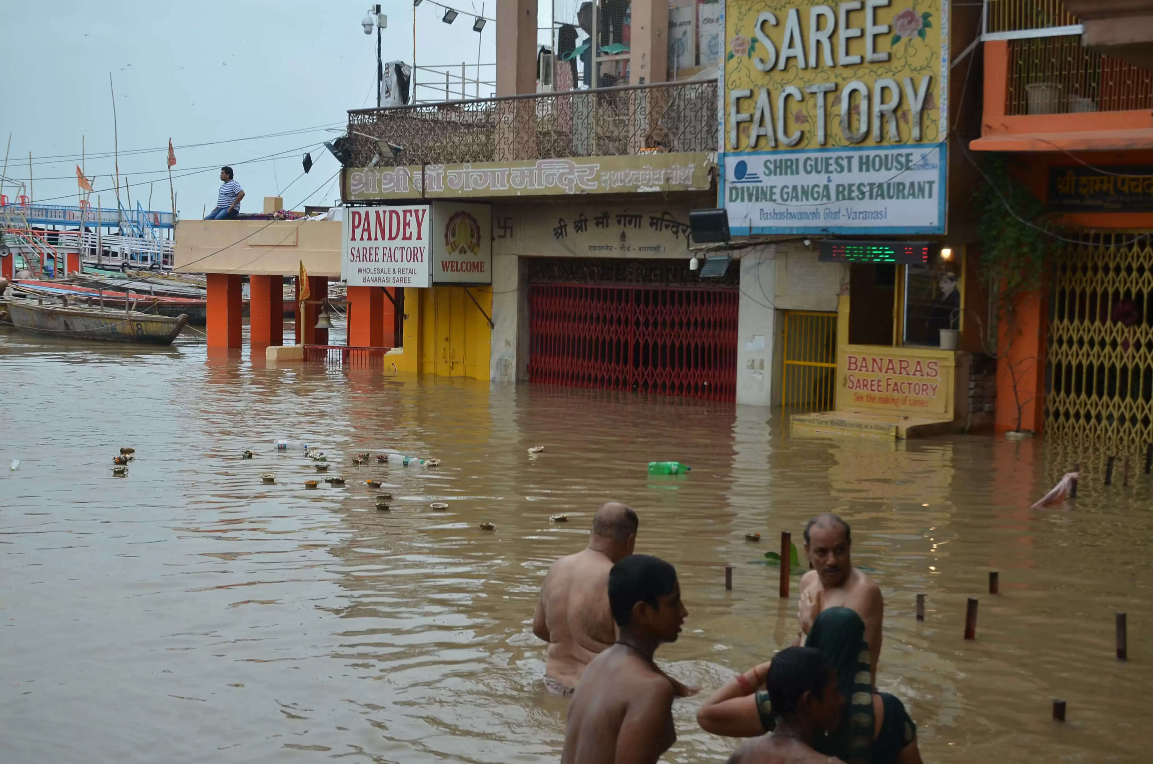 वाराणसी में गंगा का रौद्र रूप, चेतावनी बिंदु के करीब पहुंचा जलस्तर, बाढ़ का खतरा  