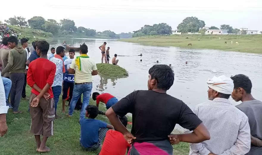 चंदौली : नहाते समय दो किशोर कर्मनाशा में डूबे, एक का शव मिला, दूसरा लापता 