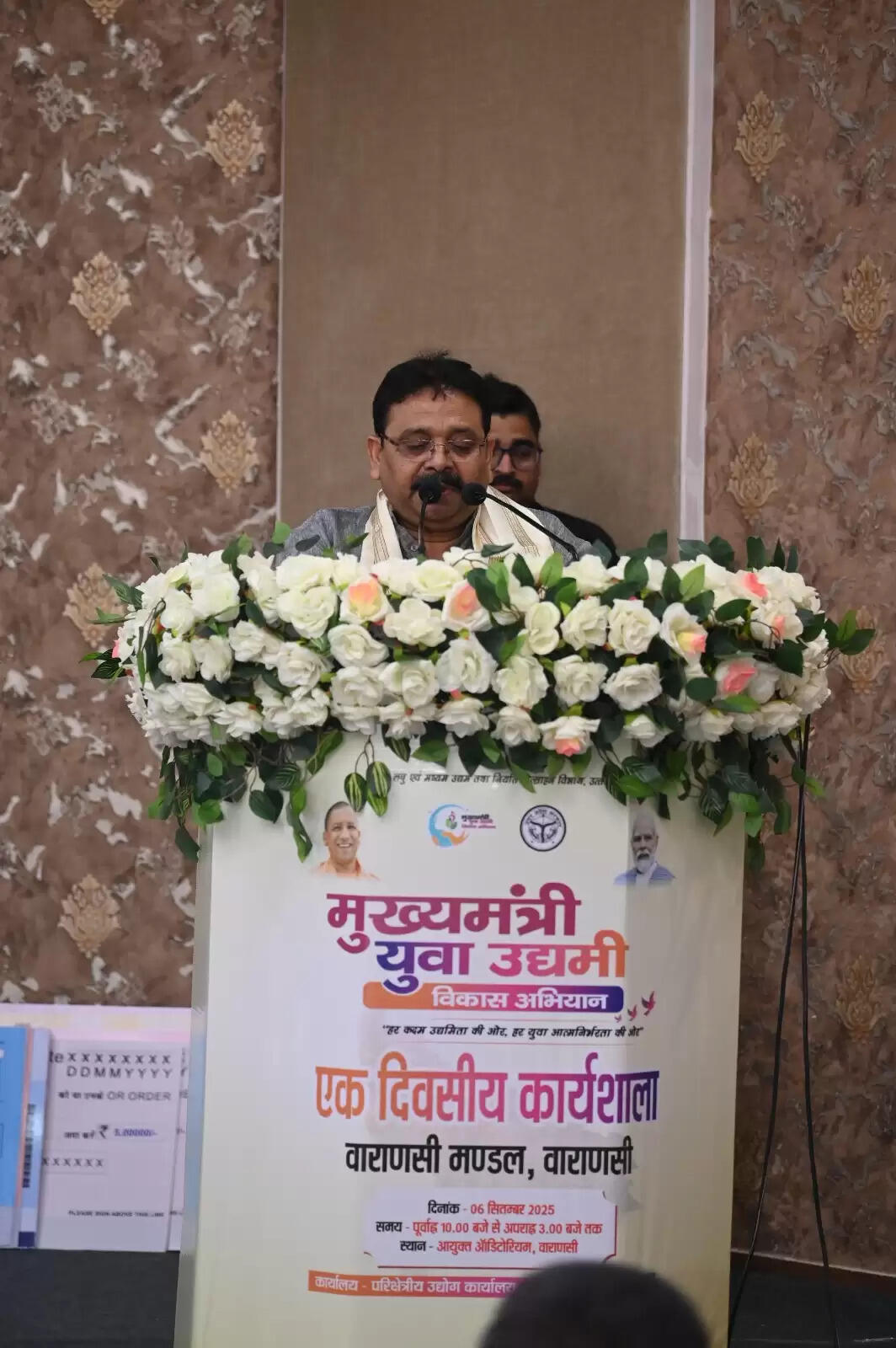 शनिवार को वाराणसी के कमिश्नरी ऑडिटोरियम में मुख्यमंत्री युवा उद्यमी विकास अभियान के तहत एक दिवसीय कार्यशाला का आयोजन किया गया। इस अवसर पर उत्तर प्रदेश के स्टांप एवं न्यायालय पंजीयन शुल्क राज्य मंत्री (स्वतंत्र प्रभार) रविन्द्र जायसवाल ने मुख्य अतिथि के रूप में युवाओं को स्वदेशी वस्तुओं को बढ़ावा देने और उद्यमिता की दिशा में कदम उठाने के लिए प्रेरित किया।