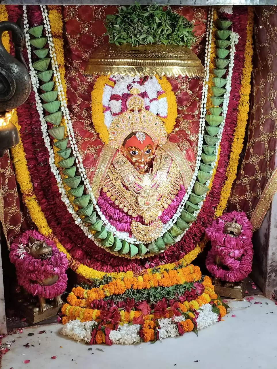 वाराणसी: सिगरा पुलिस ने लूट के दो अभियुक्तों को 3.5 लाख की सोने की चेन और नकदी के साथ किया गिरफ्तार  वाराणसी। थाना सिगरा पुलिस ने लूट की एक सनसनीखेज घटना का पर्दाफाश करते हुए दो अभियुक्तों को गिरफ्तार किया है। उनके कब्जे से 28.54 ग्राम वजन की दो सोने की चेन (लगभग 3.5 लाख रुपये कीमत) और 150 रुपये नकद बरामद किए गए हैं। यह कार्रवाई पुलिस आयुक्त के निर्देश पर चलाए जा रहे अपराध विरोधी अभियान के तहत की गई।  पुलिस उपायुक्त काशी जोन, अपर पुलिस उपायुक्त काशी जोन, और सहायक पुलिस आयुक्त चेतगंज के कुशल नेतृत्व में सिगरा पुलिस ने मुकदमा संख्या 0299/2025, धारा 309(6), 317(2) बी.एन.एस. के तहत दर्ज मामले में अभियुक्तों राजकुमार चन्द्रवंशी (20 वर्ष) और प्रिंस वर्मा (18 वर्ष) को 19 अगस्त 2025 को रेलवे कालोनी (अमूल डेयरी) के पास से गिरफ्तार किया।  घटना का विवरण  दिनांक 18 अगस्त 2025 को पीड़ित ने थाना सिगरा में शिकायत दर्ज कराई थी कि 17-18 अगस्त की रात करीब 11:50 से 1:00 बजे के बीच, गली नंबर 6, लैंडमार्क होटल के पास उनकी स्कूटी एक ट्रैक्टर से टकरा गई। इस हादसे में वह घायल हो गए और उनके दाहिने हाथ में गंभीर चोट आई। इसी दौरान दो युवक उनकी मदद करने के बहाने पास आए। चूंकि पीड़ित स्कूटी चलाने में असमर्थ थे, दोनों युवकों ने उन्हें बीच में बैठाकर महमूरगंज आकाशवाणी रोड की ओर ले गए। वहां आरबीएल बैंक के सामने अभियुक्तों ने पीड़ित पर घूंसे बरसाए और उनके गले से 30 ग्राम वजन की दो सोने की चेन (लगभग 3.5 लाख रुपये कीमत) लूटकर आकाशवाणी की ओर भाग गए। घायल होने के कारण पीड़ित उनका पीछा नहीं कर पाए।  अभियुक्तों की पूछताछ  गिरफ्तार अभियुक्तों राजकुमार चन्द्रवंशी (निवासी: महमूरगंज, तुलसीपुर जक्खा, थाना भेलूपुर, वाराणसी) और प्रिंस वर्मा (निवासी: भिखेपुर, थाना शादियाबाद, गाजीपुर, हाल पता: बडी गैबी, वीडीए कालोनी, थाना भेलूपुर, वाराणसी) ने पूछताछ में कबूल किया कि उन्होंने 17-18 अगस्त की रात लैंडमार्क होटल के पास घायल व्यक्ति को देखा था। मदद के बहाने वे उसके पास गए और उसकी सोने की चेन देखकर लूट की योजना बनाई। पीड़ित को स्कूटी पर बीच में बैठाकर ले गए और रास्ते में उसकी चेन छीनकर भाग गए। अभियुक्तों ने बताया कि वे चेन बेचने की फिराक में रेलवे कालोनी (अमूल डेयरी) के पास आए थे, जहां पुलिस ने उन्हें धर दबोचा।  बरामदगी      दो सोने की चेन (कुल वजन 28.54 ग्राम, कीमत लगभग 3.5 लाख रुपये)    150 रुपये नकद  गिरफ्तारी करने वाली पुलिस टीम  गिरफ्तारी और बरामदगी में थाना सिगरा की पुलिस टीम ने सराहनीय कार्य किया, जिसमें शामिल थे:      श्री संजय कुमार मिश्र, प्रभारी निरीक्षक, थाना सिगरा    उ.नि. मनोज कुमार चौहान    उ.नि. रोहित तिवारी    म.उ.नि. प्रीती कुमारी    हे.कां. संजय चौधरी    हे.कां. विनोद कुमार यादव    कां. पंकज यादव    कां. आशीष गिरि  थाना सिगरा पुलिस द्वारा अभियुक्तों के खिलाफ आवश्यक विधिक कार्यवाही की जा रही है।  सोशल मीडिया सेल पुलिस उपायुक्त, काशी जोन कमिश्नरेट वाराणसी