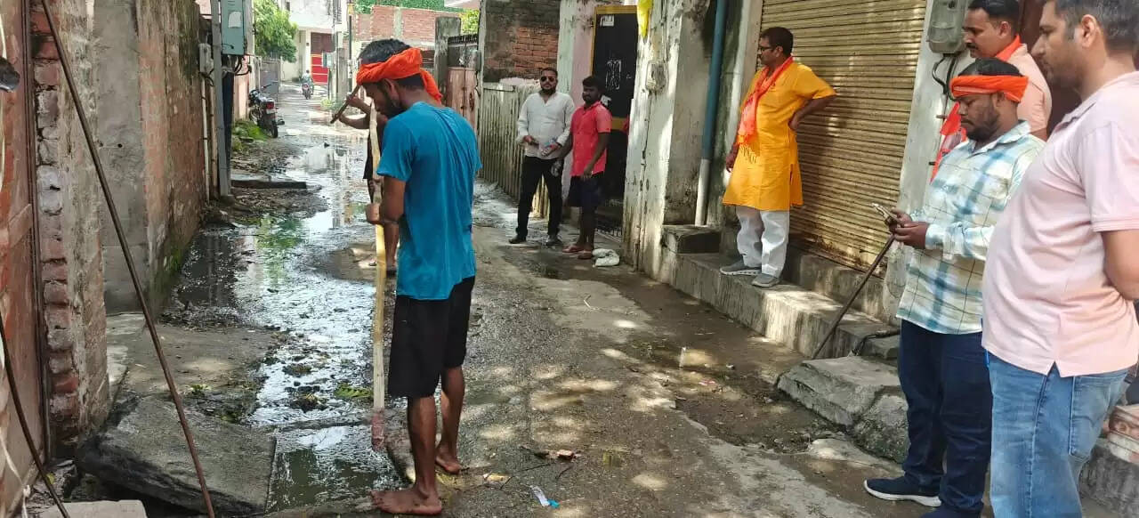 ध्वनि प्रदूषण विनियमन व नियंत्रण नियम -2000 के मुताबिक ध्वनि के स्तर को नियंत्रित करने की जिम्मेदारी पुलिस विभाग की होगी. कानूनी विशेषज्ञों के मुताबिक आवासीय इलाकों में पावरलूम व अन्य प्रकार का शोर केवल इसलिए हो रहा है क्योंकि पुलिस विभाग को अपनी ताकत और जिम्मेदारियां का पता नहीं है. पुलिस विभाग के पुलिस उप अधीक्षक या इससे ऊपर के अधिकारी को यह कानूनी शक्ति दी गई है कि वह आवासीय इलाके में चल रहे किसी भी शादी-विवाह या धार्मिक कार्यक्रम के शोर पर स्वतः संज्ञान लेकर एक्शन ले सकते हैं, साथ ही कल कारखाने अथवा पावरलूम के शोर पर SUO MOTTO, स्वतः संज्ञान लेते हुए 15 दिन की नोटिस दे सकते हैं कि या तो पावरलूम कारखाने को साउंड प्रूफ करा लें और  साउंड प्रूफ मशीन लगवाएं. नोटिस में साफ लिखा जाए कि अन्यथा की स्थिति में ऐसे कारखाने को सील करके पर्यावरण संरक्षण अधिनियम 1986 के तहत मुकदमा भी दर्ज किया जायेगा. फिर भी शोर करने वालों पर मुकदमा करके सभी मीडिया में प्रकाशित कराया जाये, क्योंकि भय बिनु होये न प्रीत.  https://cpcb.nic.in/noise-pollution/