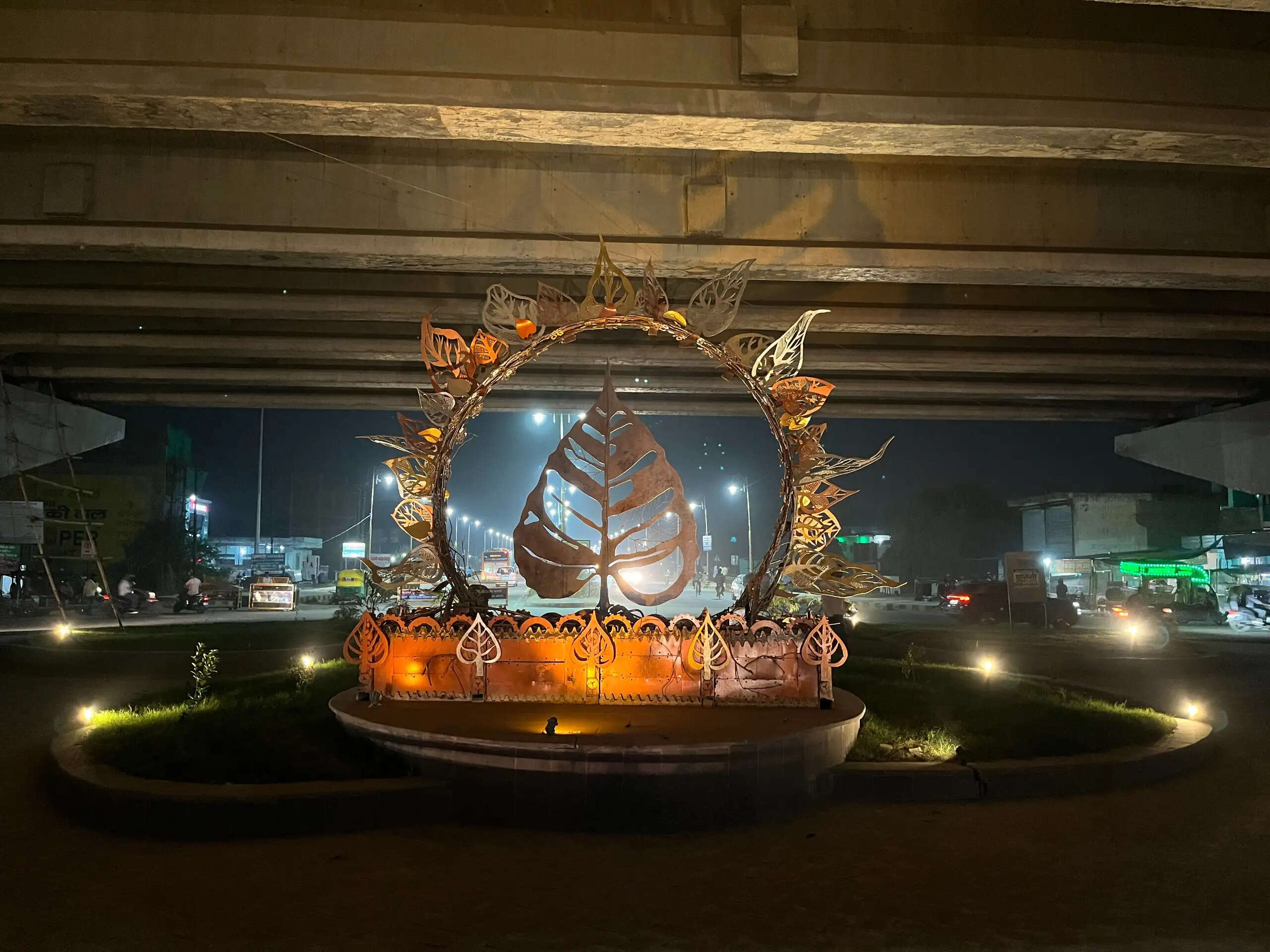 वाराणसी के चौक-चौराहों पर उभर रही है कला की चमक, विरासत से जुड़ रही है पहचान