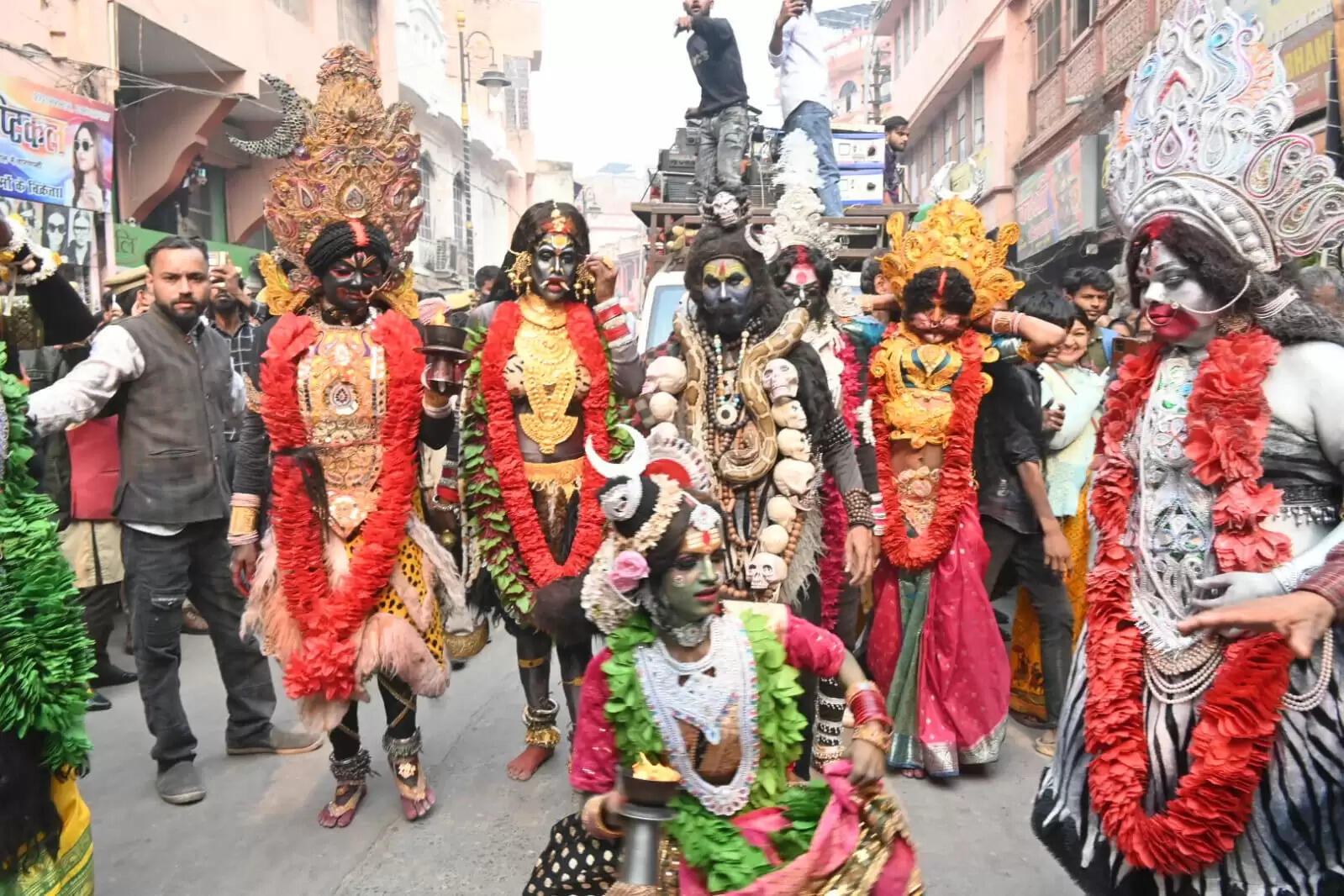 श्री काशी विश्वनाथ धाम की चौथी वर्षगांठ के अवसर पर शिव बारात समिति की ओर से शनिवार को भव्य शोभायात्रा का आयोजन किया गया। शोभायात्रा मैदागिन से प्रारंभ होकर दशाश्वमेध घाट तक निकाली गई, जिसमें शिवभक्तों की भारी भीड़ उमड़ी। डमरू-नगाड़ों की गूंज, हर-हर महादेव के जयघोष और आकर्षक झांकियों ने पूरे मार्ग को भक्तिमय वातावरण से सराबोर कर दिया।