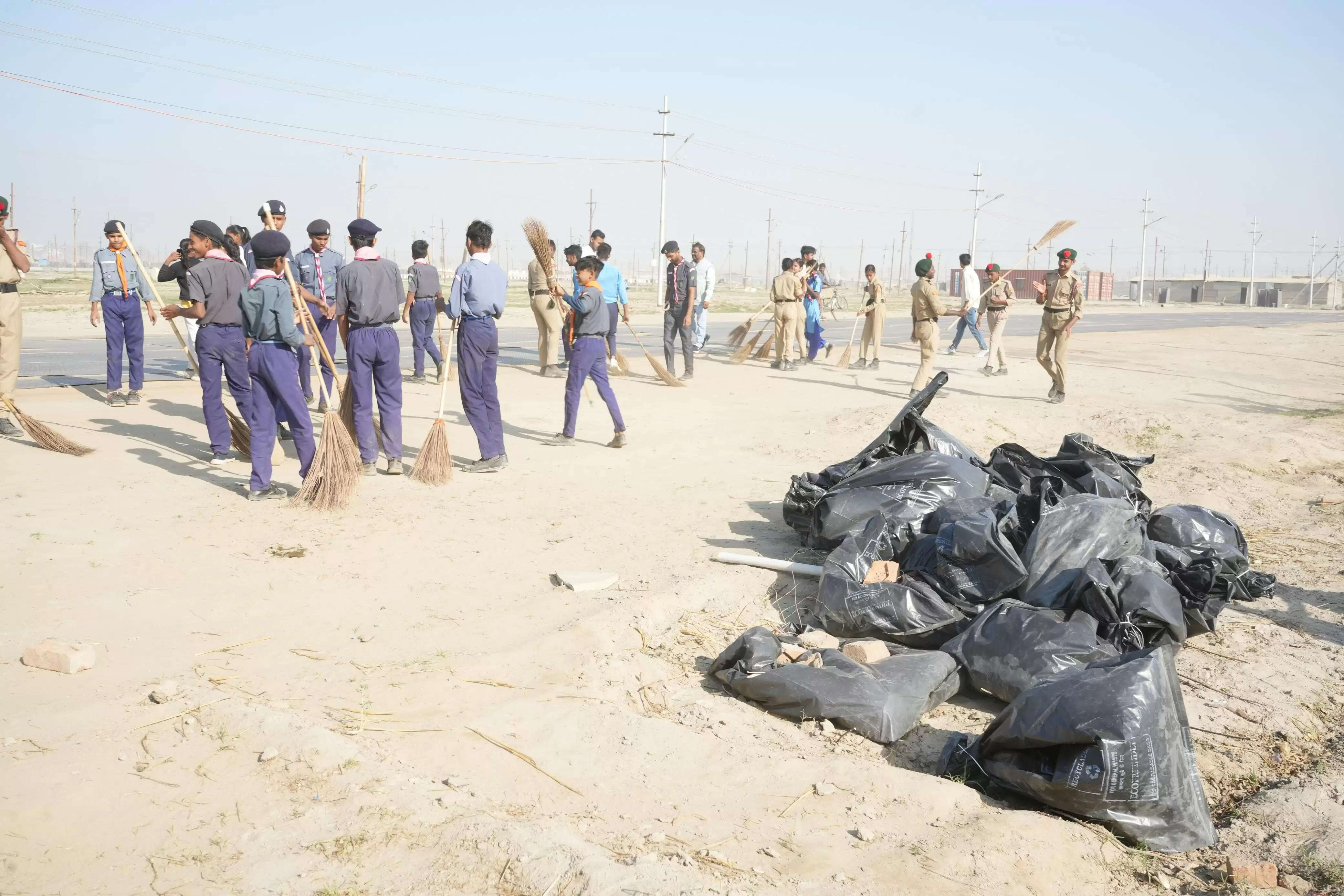 स्वच्छ महाकुम्भ के नारे को सार्थक कर रहे प्रयागराज के छात्र