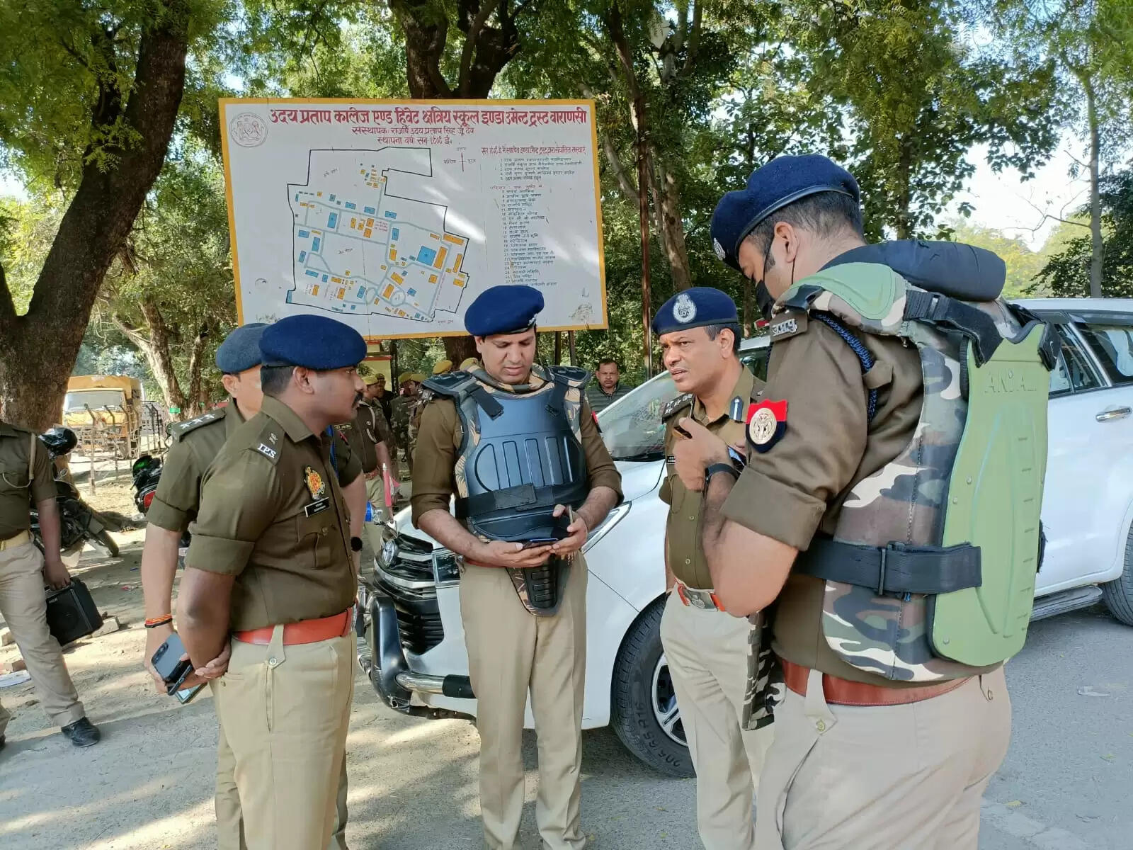 Video - यूपी कॉलेज के बाहर फिर छात्रों का प्रदर्शन, पुलिस से हुई नोंकझोंक  https://youtu.be/hsYjCcKWT24  11 साल से वाराणसी का नंबर वन वेब न्यूज पोर्टल Live VNS के ऑफिशियल वॉट्सऐप चैनल को अभी फॉलो करें   वॉट्सएप चैनल का लिंक - https://whatsapp.com/channel/0029VaAPWex65yD2LWG35A25