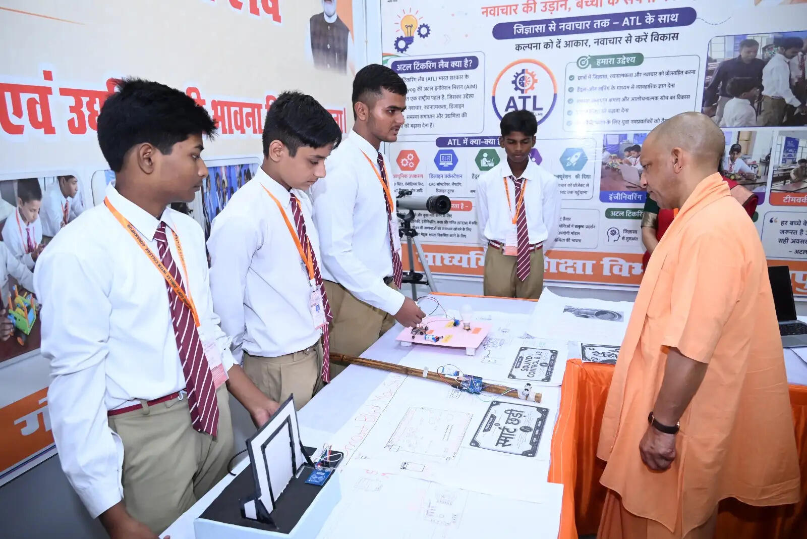 शिक्षा में राजनीति का कोई स्थान नहीं: सीएम योगी