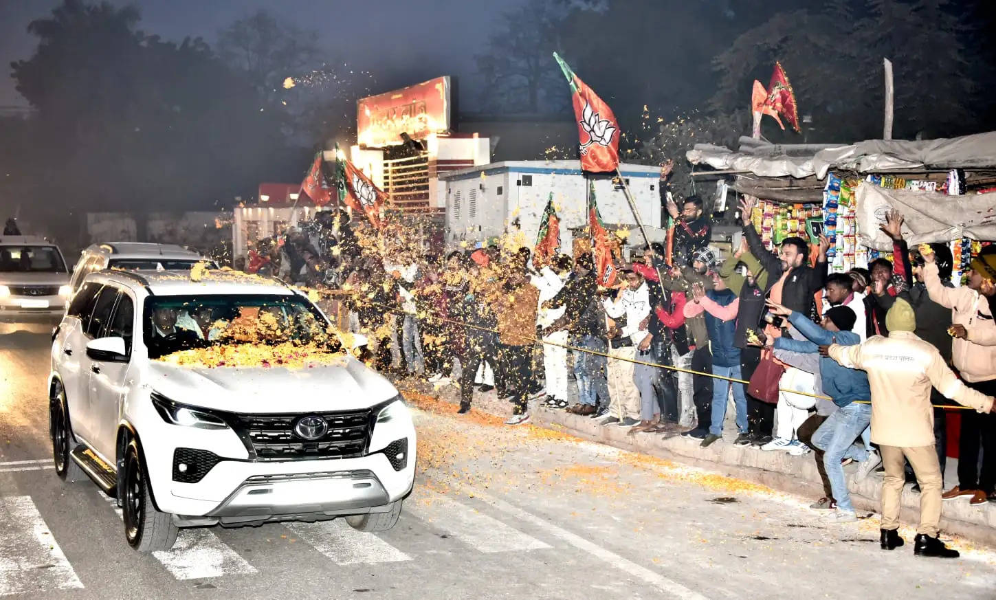 गोरखपुर आए गोरक्षपीठाधीश्वर योगी