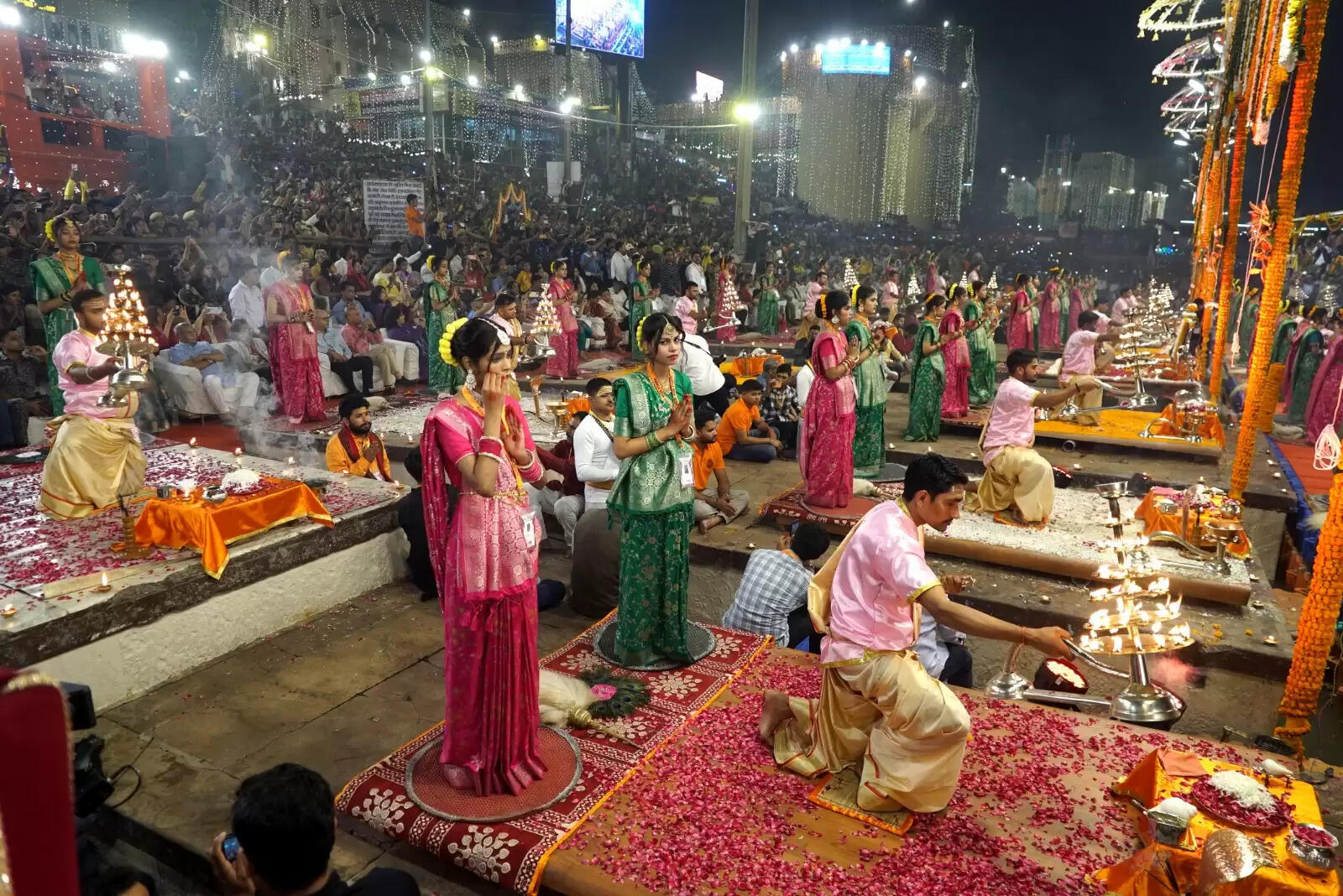 ऑपरेशन सिंदूर को समर्पित रही मां गंगा की महाआरती, 51 हजार दीपों की आभा से जगमगाया दशाश्वमेध घाट, आध्यात्म और राष्ट्रभक्ति का दिखा संगम