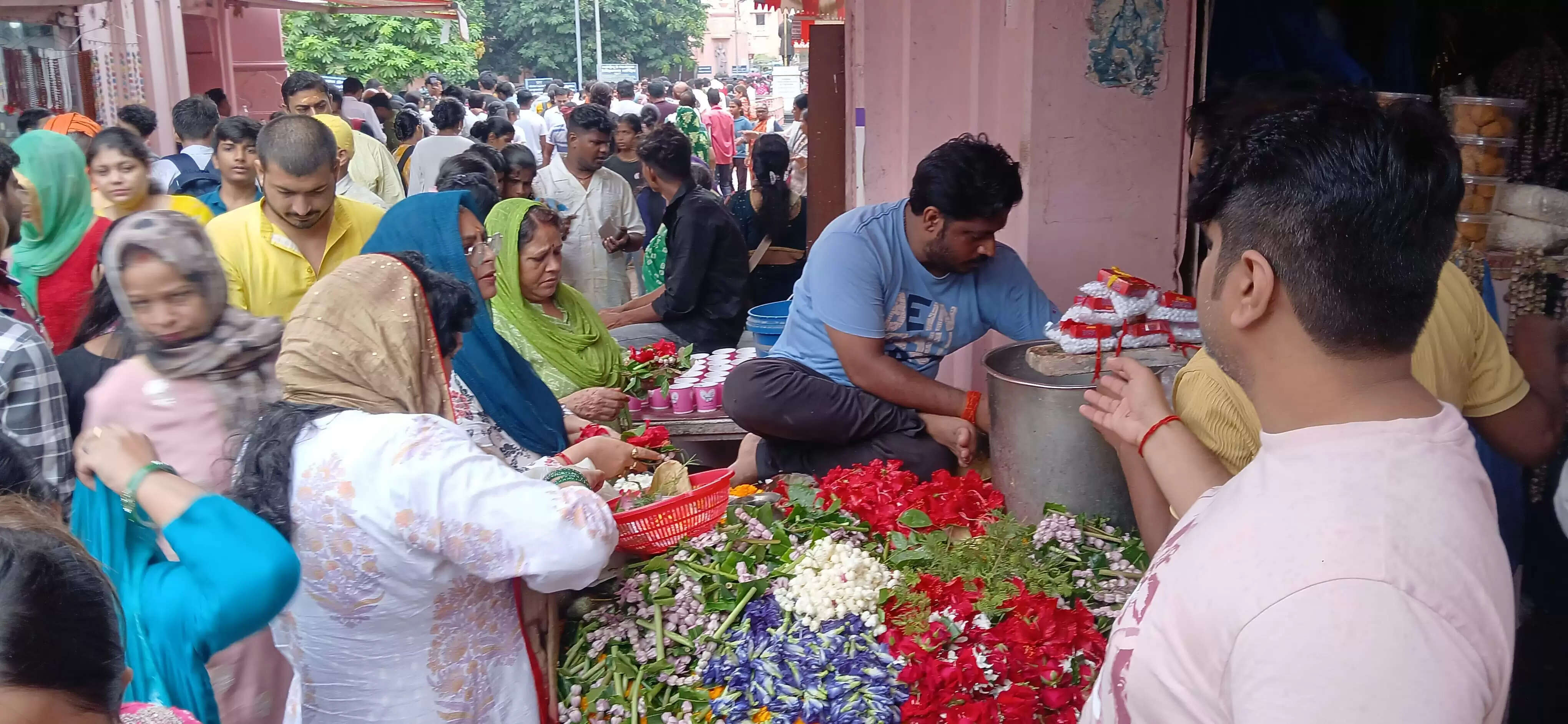 सावन 2025 का आखिरी सोमवार बाबा विश्वनाथ की नगरी काशी में भक्ति और आस्था के अनुपम रंग में रंगा रहा। काशी हिंदू विश्वविद्यालय स्थित श्री काशी विश्वनाथ मंदिर में भोर में मंगला आरती के साथ दर्शन और जलाभिषेक की शुरुआत हुई। बाबा भोलेनाथ के प्रिय माह सावन के इस विशेष दिन मंदिर में देश-विदेश से आए लाखों श्रद्धालुओं का सैलाब उमड़ पड़ा। मंदिर परिसर को भव्य और सुंदर ढंग से सजाया गया, और बाबा का रुद्राक्ष श्रृंगार उनके अलौकिक स्वरूप को और भी मनमोहक बना रहा था।