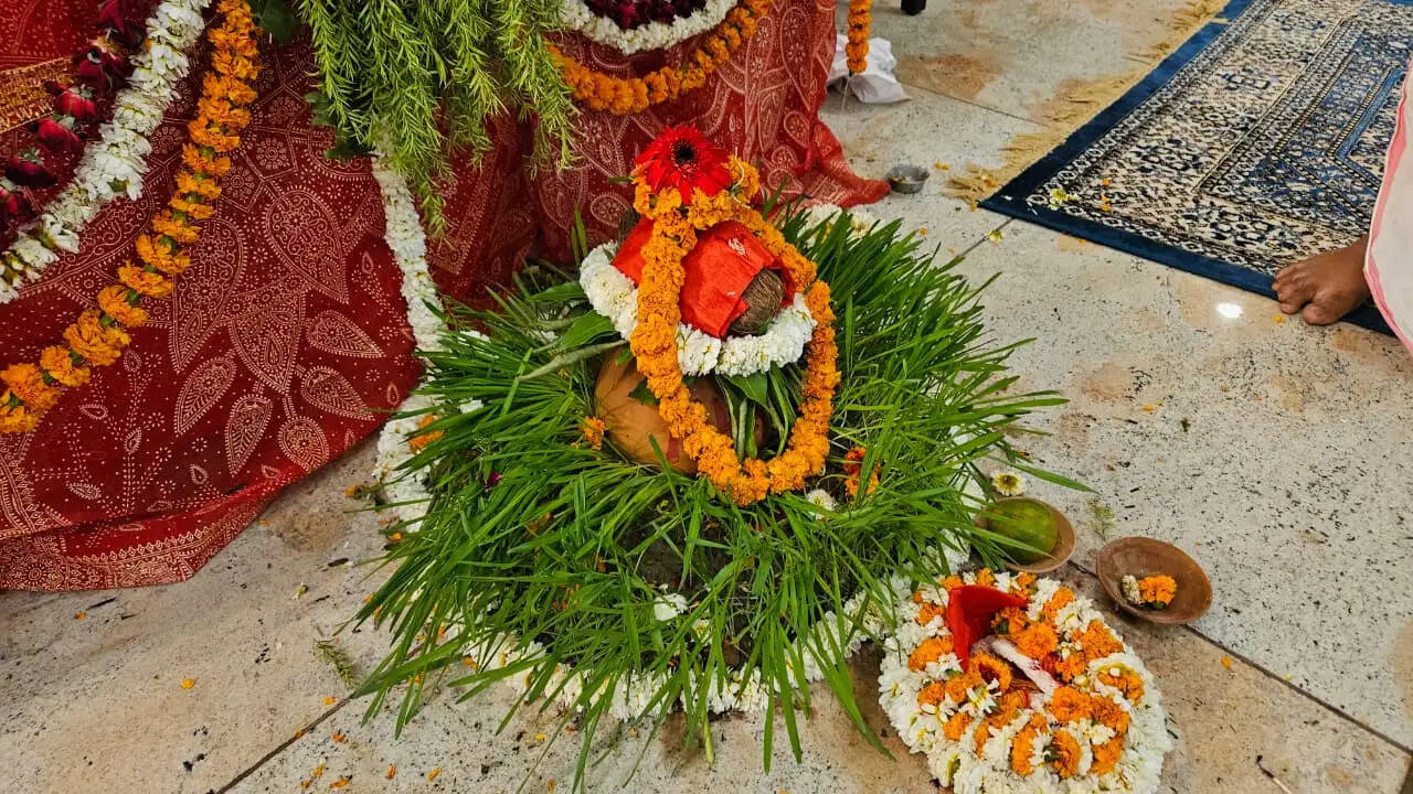 चैत्र नवरात्रि की नवमी तिथि के पावन अवसर पर श्री काशी विश्वनाथ मंदिर में मंदिर न्यास द्वारा विधिवत हवन-पूजन का भव्य आयोजन किया गया। इस दौरान मंदिर परिसर में स्थापित देवी स्वरूप कलश का श्रद्धापूर्वक पूजन कर माँ शक्ति की आराधना की गई।