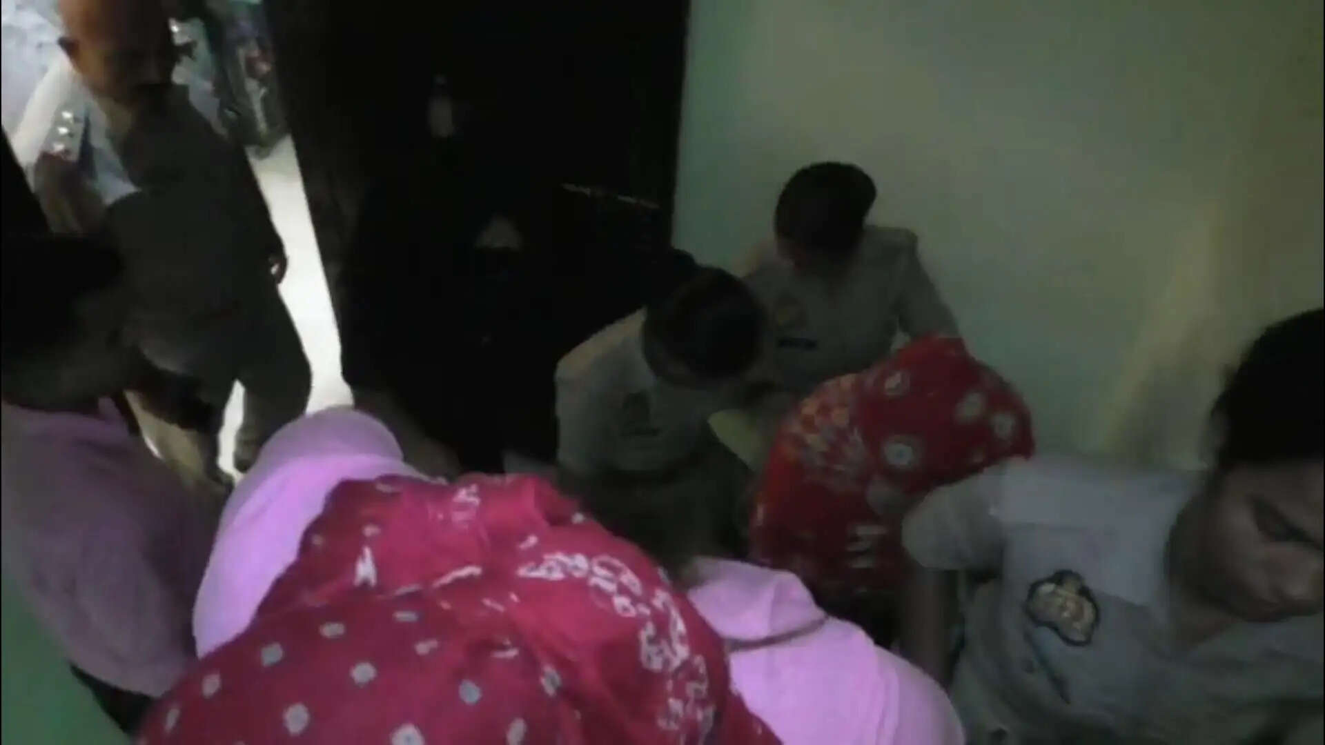 वाराणसी के होटल में सेक्स रैकेट का भंडाफोड़ | 5 युवतियां और 2 संचालक गिरफ्तार