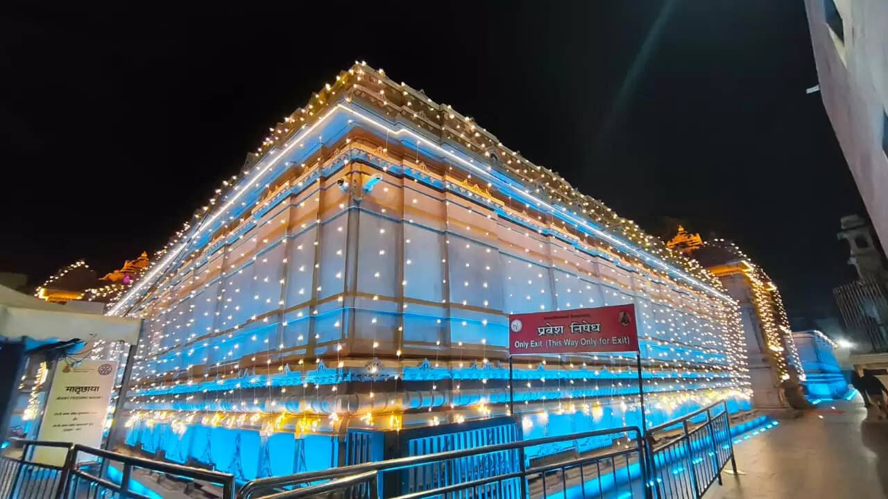 चौथे वर्षगांठ से पहले रोशनी से सराबोर हुआ काशी विश्वनाथ धाम, भव्य सजावट देखने उमड़ रहे भक्त
