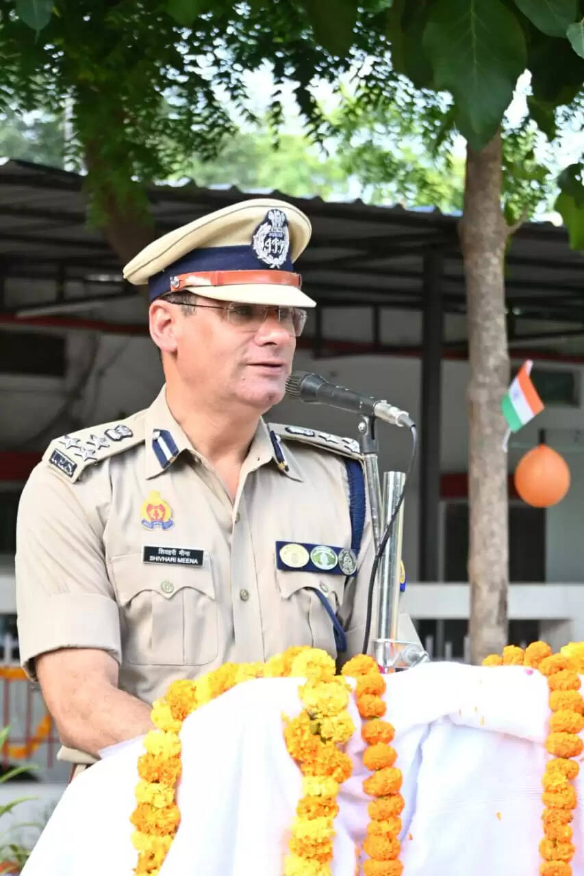  वाराणसी: स्वतंत्रता दिवस 2025 पर अपर पुलिस आयुक्त ने फहराया तिरंगा