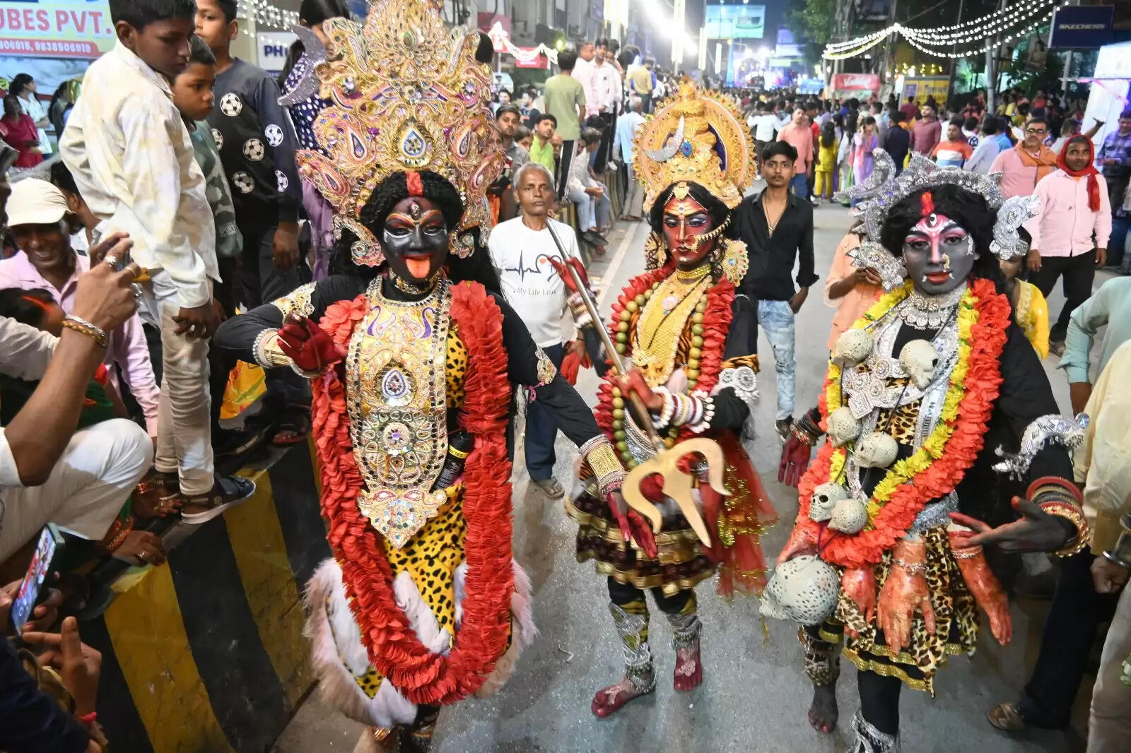 चेतगंज की विश्व प्रसिद्ध नक्क्टैया का आयोजन शुक्रवार की रात किया गया। नक्कटैया में देश भर से आए लाग विमान शामिल हुए। इसमें तरह-तरह की झाकियों ने लोगों का मन मोह लिया। पहलगाम हमले के बाद पाकिस्तान के खिलाफ भारत के ऑपरेशन सिंदूर की झांकी ने लोगों का ध्यान खींचा।