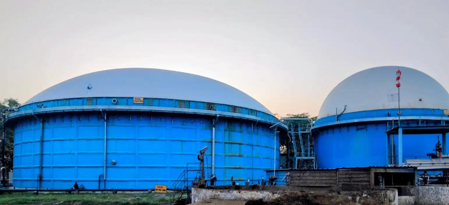 योगी सरकार के नेतृत्व में संचालित गोवर्धन योजना किसानों के लिए आय का सशक्त स्रोत बनकर उभर रही है। यह योजना न केवल किसानों की आर्थिक स्थिति को सुदृढ़ कर रही है, बल्कि जैविक खेती और पर्यावरण संरक्षण को भी बढ़ावा दे रही है। यह पहल कार्बन उत्सर्जन को कम कर पर्यावरण की सुरक्षा एवं सतत विकास को बढ़ावा दे रही है।