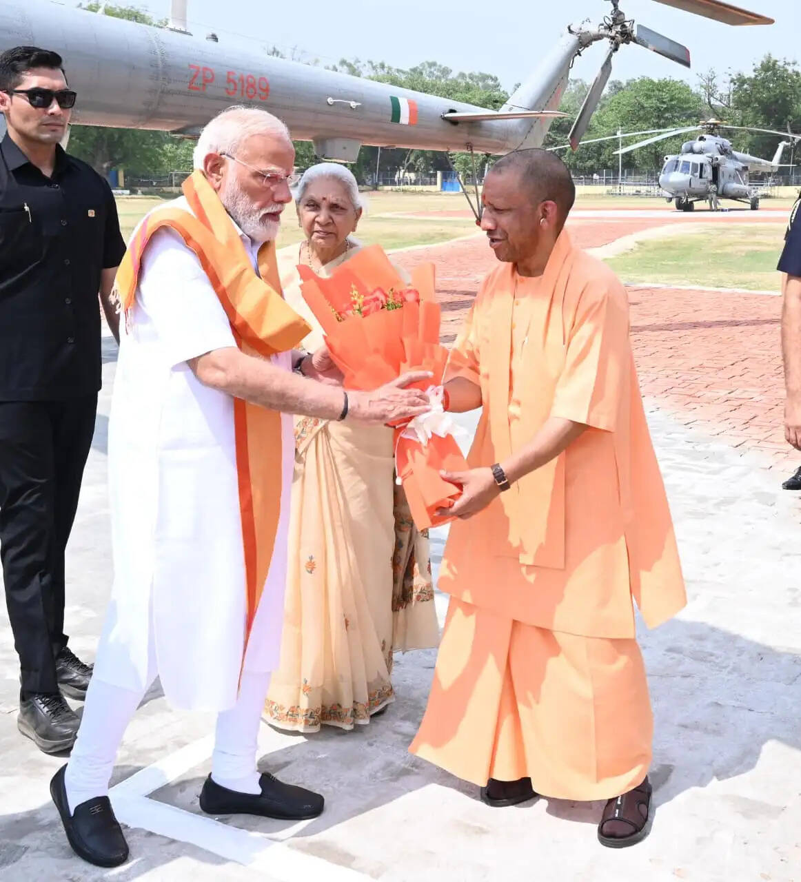  वाराणसी पहुंचे प्रधानमंत्री, जन आक्रोश रैली में आधी आबादी से होंगे रूबरू, काशीवासियों को 6300 करोड़ के परियोजनाओं की देंगे सौगात