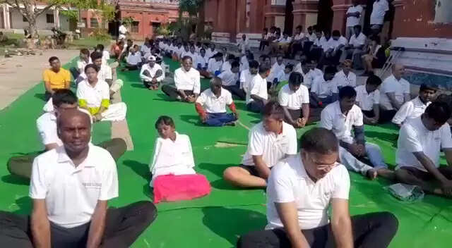 Divyangjan did yoga in CM Anglo Bengali Inter College Varana