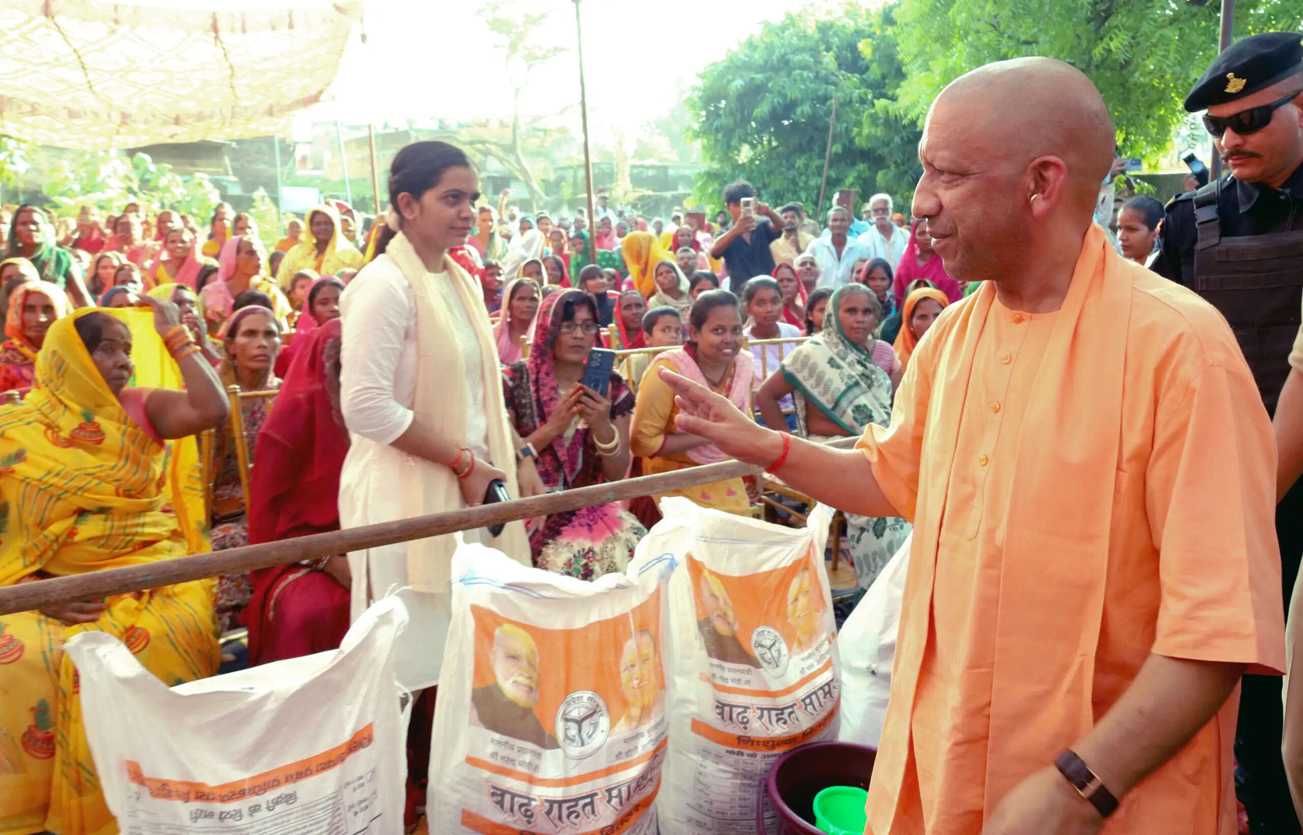 &nbsp; एपी तटबंध का हाल जानने को कुशीनगर में ग्राउंड जीरो पर पहुंचे सीएम योगी