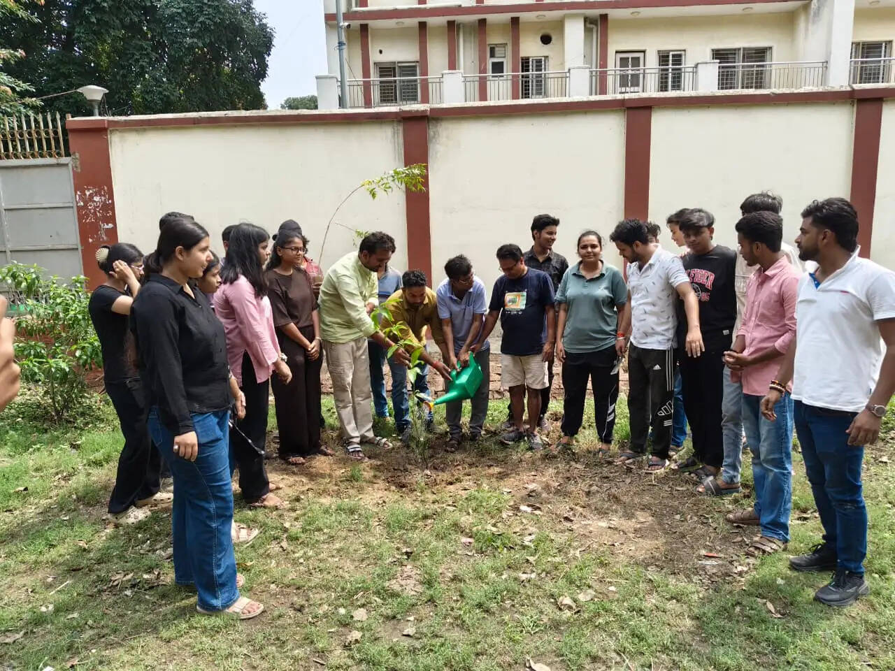 मालवीय हेल्पिंग हैंड सोसायटी का संकल्प: बीएचयू से शुरू किया वृक्षारोपण अभियान, वाराणसी में लगाए जाएंगे 10 हजार नीम के पौधे