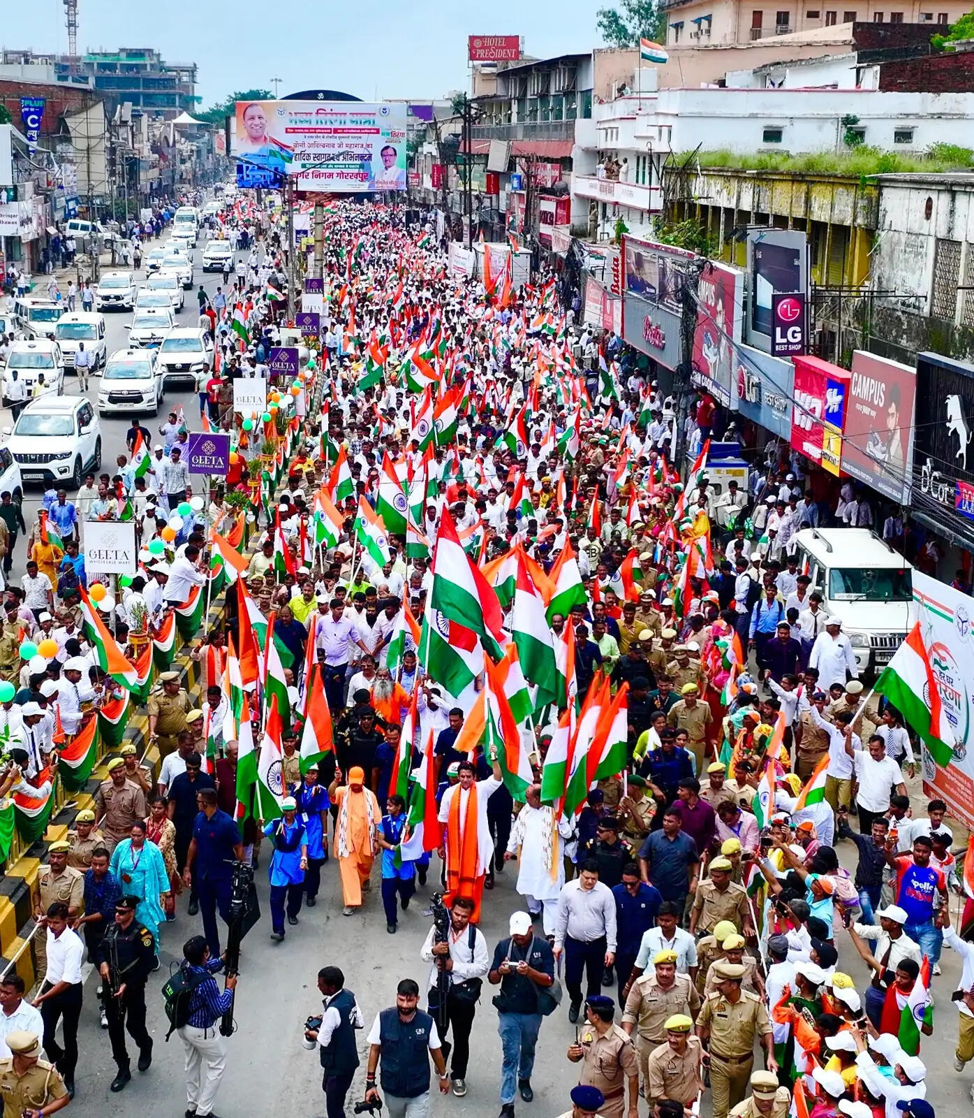 गो संरक्षण से गांवों में खुलेगा कमाई का नया रास्ता, 10 रुपये लीटर खरीदा जाएगा गोमूत्र  बुलंदशहर में एफपीओ के जरिए शुरू हुआ पायलट प्रोजेक्ट, 15 गांवों में खोली गईं गोमूत्र डेयरी  रोजाना एकत्र हो रहा 500 लीटर गोमूत्र, जड़ी-बूटियों के साथ मिलाकर तैयार की जा रहीं खेती के लिए दवाएं  300 महिलाओं को बनाया गया शेयरहोल्डर, गोमूत्र संग्रह पर प्रति लीटर दो रुपये कमीशन  लखनऊ, 10 अगस्त : मुख्यमंत्री योगी आदित्यनाथ के विजन के अनुरूप गो संरक्षण को ग्रामीण अर्थव्यवस्था, महिला सशक्तीकरण और जैविक खेती से जोड़ने की दिशा में नई पहल शुरू हुई है। बुलंदशहर में किसान उत्पादक संगठन (एफपीओ) के माध्यम से पायलट प्रोजेक्ट के तौर पर गोमूत्र की खरीद शुरू की गई है। किसानों और पशुपालकों से 10 रुपये प्रति लीटर की दर से गोमूत्र खरीदा जा रहा है। पायलट प्रोजेक्ट की सफलता के बाद इस मॉडल को प्रदेश के अन्य हिस्सों तक पहुंचाने की तैयारी है। इससे गोवंश पालने वाले परिवारों को दूध के साथ गोमूत्र से भी अतिरिक्त आमदनी का रास्ता मिल सकेगा।  बुलंदशहर की स्याना तहसील के नरसैना गांव में डॉ. प्रवीण के नेतृत्व में एफपीओ के जरिए शुरू हुए इस प्रयोग से आसपास के 15 गांवों को जोड़ा गया है। इन गांवों में गोमूत्र एकत्र करने के लिए स्थानीय स्तर पर केंद्र बनाए गए हैं। वर्तमान में इन केंद्रों के माध्यम से प्रतिदिन करीब 500 लीटर गोमूत्र एकत्र किया जा रहा है। आगे खरीद की दर बढ़ाकर इसे 20 रुपये प्रति लीटर करने की भी योजना है।  गांवों में लगाए गए 200 लीटर क्षमता के टैंक  गोमूत्र के संग्रहण के लिए गांवों में 200 लीटर क्षमता के टैंक लगाए गए हैं। इससे पशुपालकों को गोमूत्र बेचने के लिए दूर नहीं जाना पड़ता। गांव में ही इसकी खरीद और संग्रह की व्यवस्था की गई है। स्थानीय स्तर पर संग्रहण की व्यवस्था होने से पशुपालकों, विशेषकर महिलाओं को इससे जोड़ना आसान हुआ है।  इस पूरी व्यवस्था में ग्रामीण महिलाओं की महत्वपूर्ण भूमिका है। गांवों में गोमूत्र एकत्र करने में सहयोग करने वाली महिलाओं को प्रति लीटर दो रुपये कमीशन दिया जा रहा है। इससे महिलाओं के लिए भी गांव में रहते हुए अतिरिक्त आमदनी का एक नया जरिया तैयार हुआ है।  300 महिलाएं बनीं शेयरहोल्डर  डॉ. प्रवीण ने बताया कि इस पहल को केवल गोमूत्र की खरीद-बिक्री तक सीमित नहीं रखा गया है, बल्कि इसे महिला सशक्तीकरण से भी जोड़ा गया है। करीब 300 महिलाओं के सहयोग से यह काम शुरू किया गया है और इन सभी महिलाओं को शेयरहोल्डर बनाया गया है। इससे महिलाएं केवल संग्रहण व्यवस्था का हिस्सा नहीं हैं, बल्कि इस पूरे आर्थिक मॉडल से सीधे जुड़ी हुई हैं।  गोमूत्र संग्रह के एवज में मिलने वाला कमीशन महिलाओं के लिए छोटी आय का नियमित साधन बन रहा है। इसका दायरा बढ़ने पर अधिक संख्या में ग्रामीण महिलाओं को इससे जोड़ने की संभावना है। खासतौर पर गोपालन करने वाले परिवारों की महिलाओं के लिए यह घर और गांव में रहते हुए आमदनी बढ़ाने का जरिया बन सकता है।  जड़ी-बूटियों और गोमूत्र से तैयार हो रहीं दवाएं  एकत्र किए गए गोमूत्र का उपयोग खेती के लिए उपयोगी उत्पाद तैयार करने में किया जा रहा है। गोमूत्र में विभिन्न जड़ी-बूटियों को मिलाकर खेतों में इस्तेमाल होने वाली दवाएं तैयार की जाती हैं। इन्हें बाद में समितियों के माध्यम से किसानों तक पहुंचाया जाता है।  इस मॉडल का उद्देश्य खेती में रासायनिक उत्पादों के विकल्प के रूप में गोमूत्र आधारित उत्पादों को बढ़ावा देना भी है। इससे एक तरफ गोवंश से मिलने वाले उत्पादों का उपयोग बढ़ेगा तो दूसरी तरफ प्राकृतिक और जैविक खेती को भी प्रोत्साहन मिल सकेगा। तैयार उत्पादों की बिक्री समितियों को किए जाने से इसके लिए स्थानीय स्तर पर बाजार की व्यवस्था भी विकसित की जा रही है।  दूध के साथ गोमूत्र से भी होगी कमाई  अभी तक ग्रामीण क्षेत्रों में गोपालन से होने वाली आय मुख्य रूप से दूध और दुग्ध उत्पादों पर निर्भर रहती है। इस प्रयोग के जरिए गोमूत्र को भी आर्थिक संसाधन के रूप में विकसित करने की कोशिश की जा रही है। 10 रुपये प्रति लीटर की दर से खरीद होने पर पशुपालकों को गोवंश से अतिरिक्त आमदनी हो सकती है। आगे इसे 20 रुपये प्रति लीटर तक ले जाने की योजना सफल होती है तो पशुपालकों की आय में और वृद्धि हो सकती है। गोवंश से दूध के अतिरिक्त दूसरे उत्पादों के जरिए भी आय होने पर उनके संरक्षण को आर्थिक आधार मिल सकता है। गोमूत्र की नियमित खरीद की व्यवस्था विकसित होने से गोपालकों को पशुओं की देखभाल के लिए अतिरिक्त प्रोत्साहन मिलेगा।  जैविक खेती और गो संरक्षण को एक साथ बढ़ावा  गो सेवा आयोग के अध्यक्ष श्याम बिहारी गुप्ता ने बताया कि बुलंदशहर में शुरू हुए इस मॉडल को गो संरक्षण, ग्रामीण रोजगार, महिला सशक्तीकरण और जैविक/प्राकृतिक खेती को एक साथ जोड़ने वाले प्रयोग के रूप में देखा जा रहा है। इसमें गांव से गोमूत्र का संग्रह होता है, महिलाओं को इससे आय मिलती है और एकत्र गोमूत्र से खेती के लिए उत्पाद तैयार कर उन्हें समितियों के माध्यम से बाजार तक पहुंचाया जाता है। यह पूरी तरह से केमिकल मुक्त है और फसलों की वृद्धि में सहायक होता है।  पायलट प्रोजेक्ट के अनुभवों के आधार पर इसे प्रदेश के दूसरे क्षेत्रों में विस्तार देने की योजना है। इससे गांवों में गोमूत्र संग्रह केंद्रों का नेटवर्क विकसित होगा, जिससे पशुपालकों के लिए आय का अतिरिक्त स्रोत तैयार होने के साथ गो संरक्षण को भी आर्थिक रूप से टिकाऊ बनाने में मदद मिल सकती है।