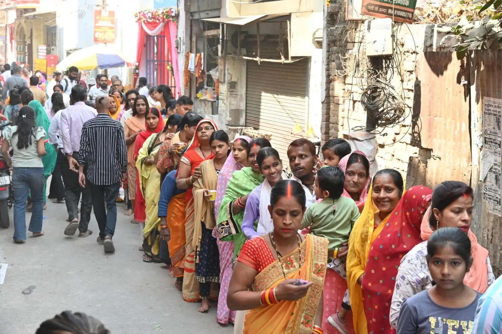 बाबा मृत्युंजय महादेव में जलाभिषेक के लिए लगी लाइन
