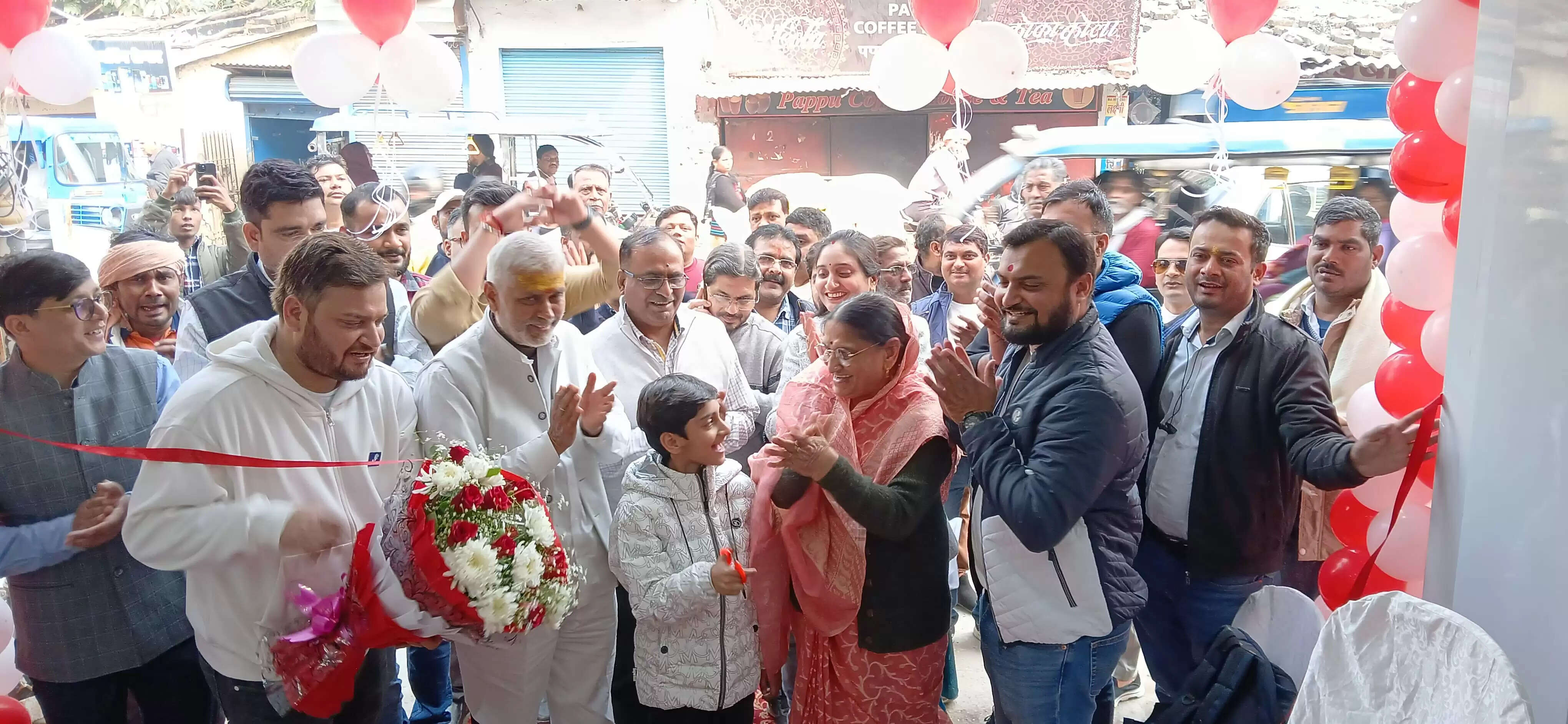 अब लंका पर भी मिलेगा काशी की प्रसिद्ध मिठाई ‘लाल पेड़ा’ का स्वाद, ‘महादेव लाल पेड़ा भंडार’ के चौथी शाखा का फीता काटकर किया उद्घाटन