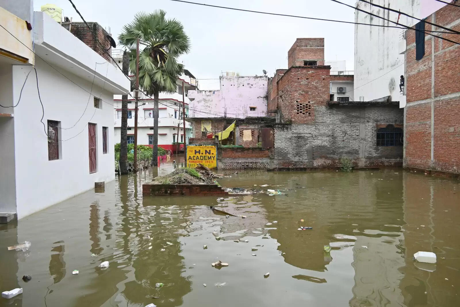 Varanasi flood 2025 : बनारस में बाढ़ की आफत, सड़कें और कॉलोनियां पानी-पानी, तस्वीरों में देखिये हालात