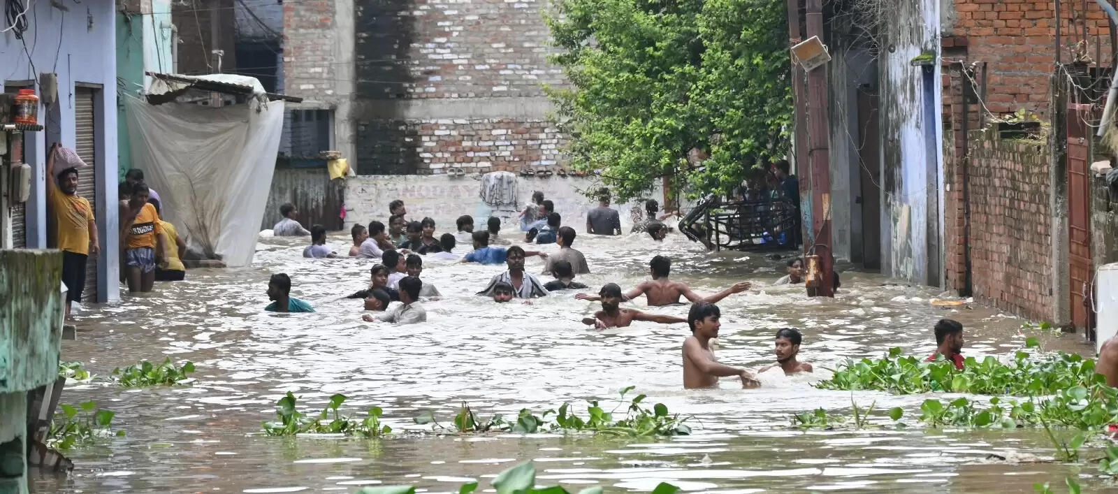 वाराणसी में सड़कों और गलियों में गंगा, घरों में घुसा पानी, हजारों परिवार बेबस और लाचार&nbsp;