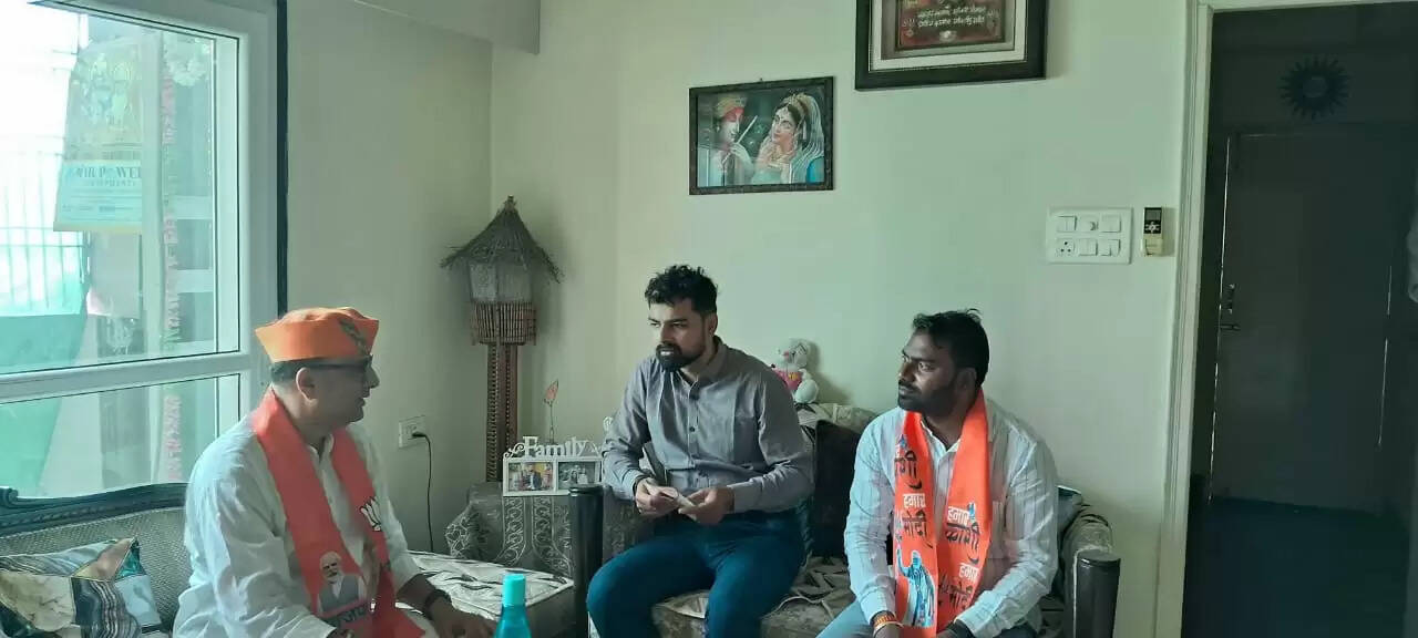 विधायक सौरभ श्रीवास्तव ने सुंदरपुर वार्ड में किया जनसंपर्क, नवमतदाताओं को जोड़ा गया मतदाता सूची में