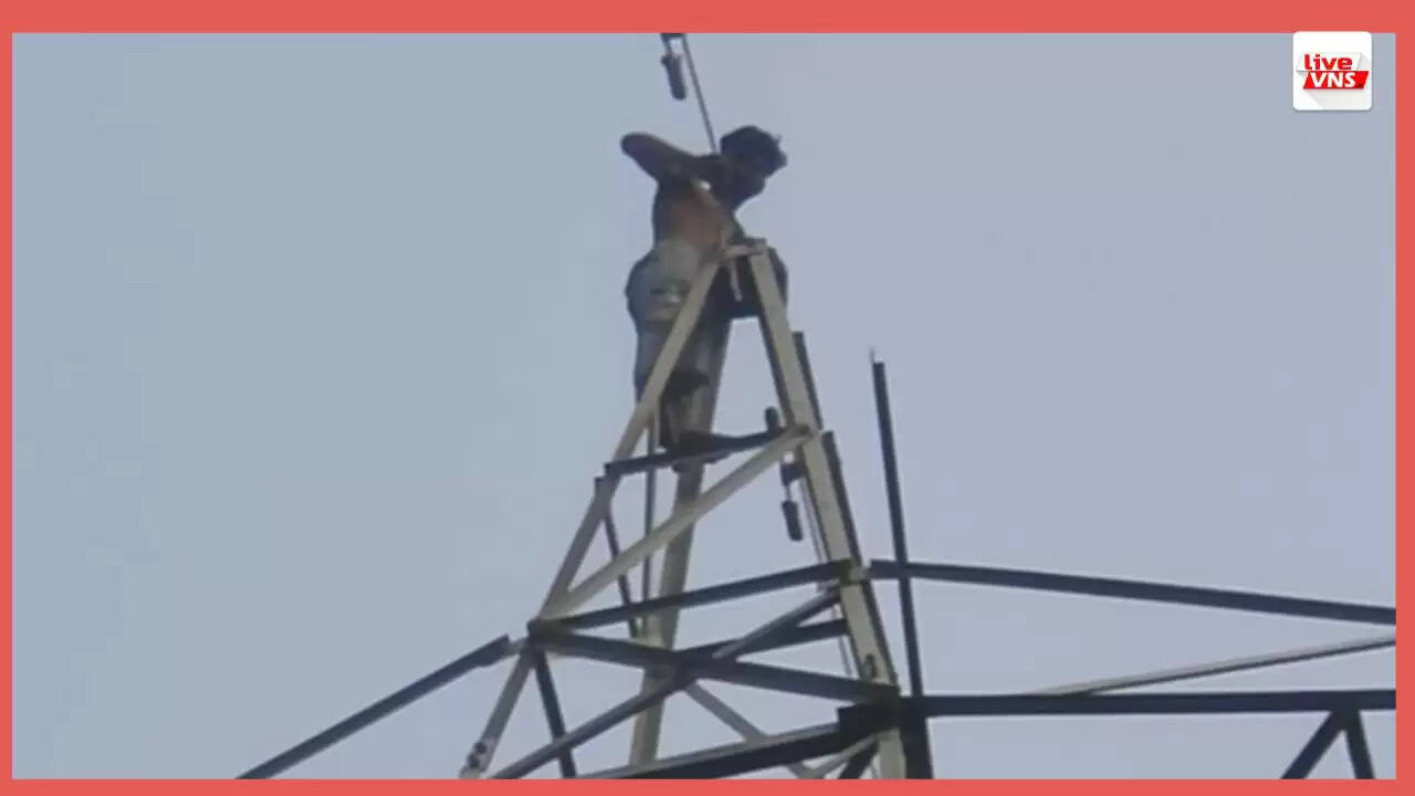 मिर्जामुराद थाना क्षेत्र के लालपुर पावर हाउस के पीछे स्थित खरगरामपुर गांव में रविवार को एक युवक बिजली के खंभे पर चढ़ गया। बताया जा रहा है कि वह अपनी प्रेमिका को मनाने के लिए खंभे पर चढ़ा था। अचानक हुई इस घटना से आसपास के लोग घबरा गए और मौके पर भीड़ जमा हो गई।