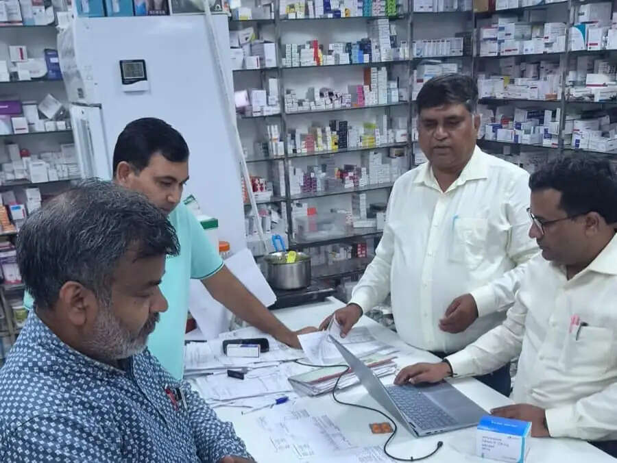 15 मेडिकल कॉलेजों की फार्मेसी में यूपीएफएसडीए ने की औचक जांच, 15 निर्माता फर्मों के 49 सीएंडएफ/डिस्ट्रीब्यूटर/स्टॉकिस्ट को नोटिस