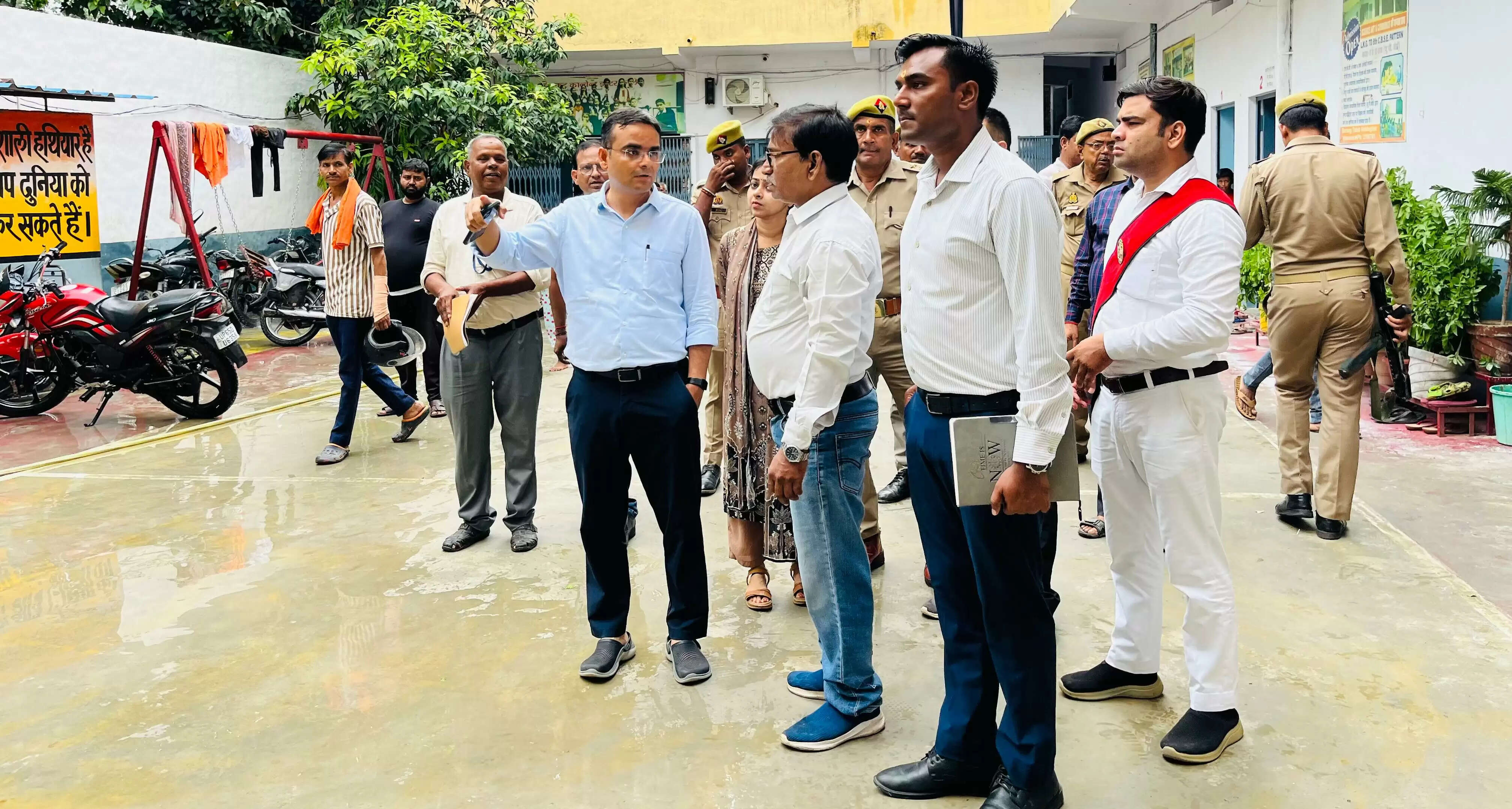 वाराणसी : डीएम ने बाढ़ प्रभावित इलाकों का लिया जायजा, राहत शिविरों को पूरी क्षमता से संचालित करने के दिए निर्देश