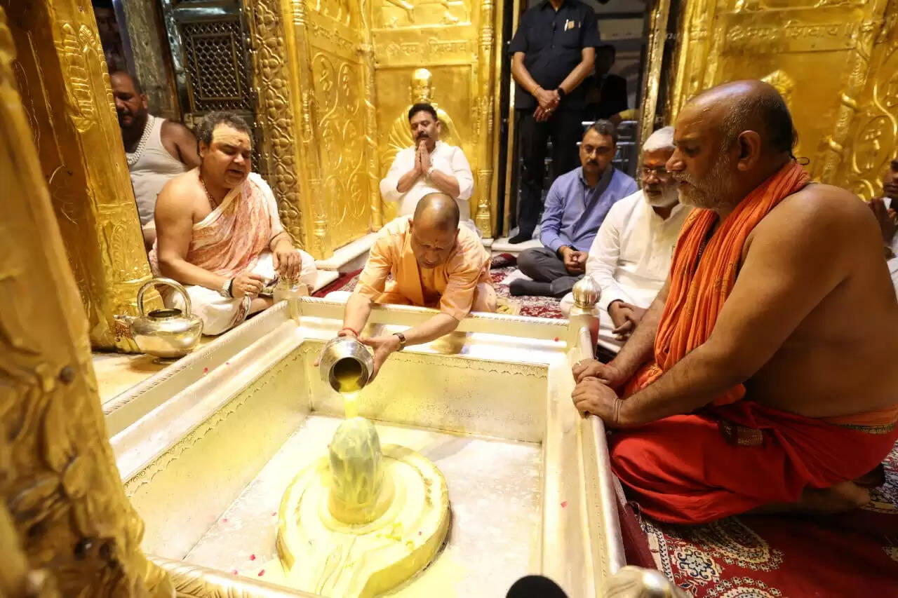 सीएम योगी ने बाबा विश्वनाथ का लिया आशीर्वाद, ऑडियो गाइड सुविधा का किया शुभारंभ&nbsp;