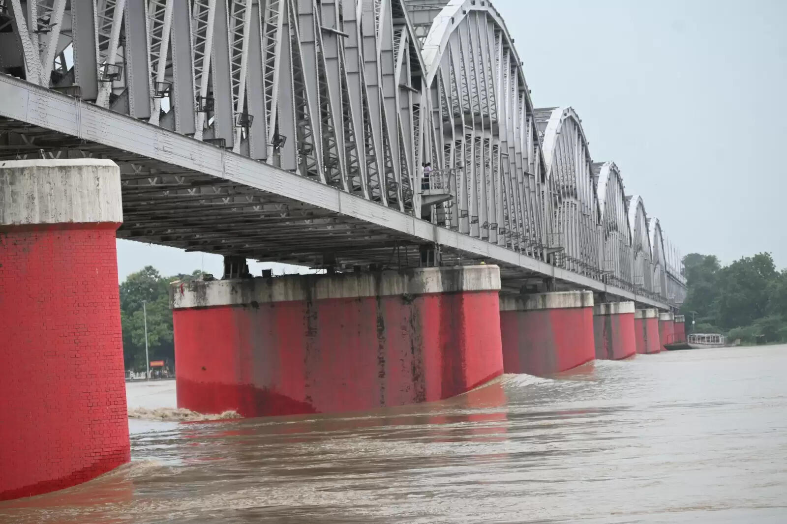 वाराणसी में गंगा स्थिर, कई इलाके जलमग्न, तस्वीरों में दिखी दुश्वारियां