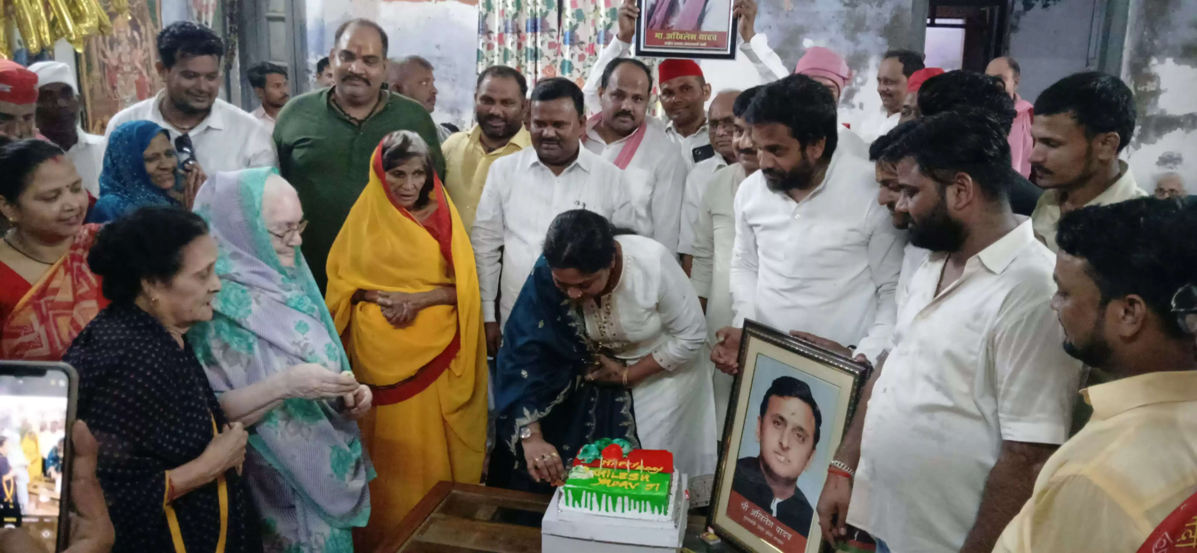 अखिलेश के 52वें जन्मदिन पर सपा कार्यकर्ताओं ने वृद्धजनों में बांटी समाजवादी राहत सामग्री, एकजुटता के साथ समाजवादी आंदोलन को आगे बढ़ाने का आह्वान&nbsp;