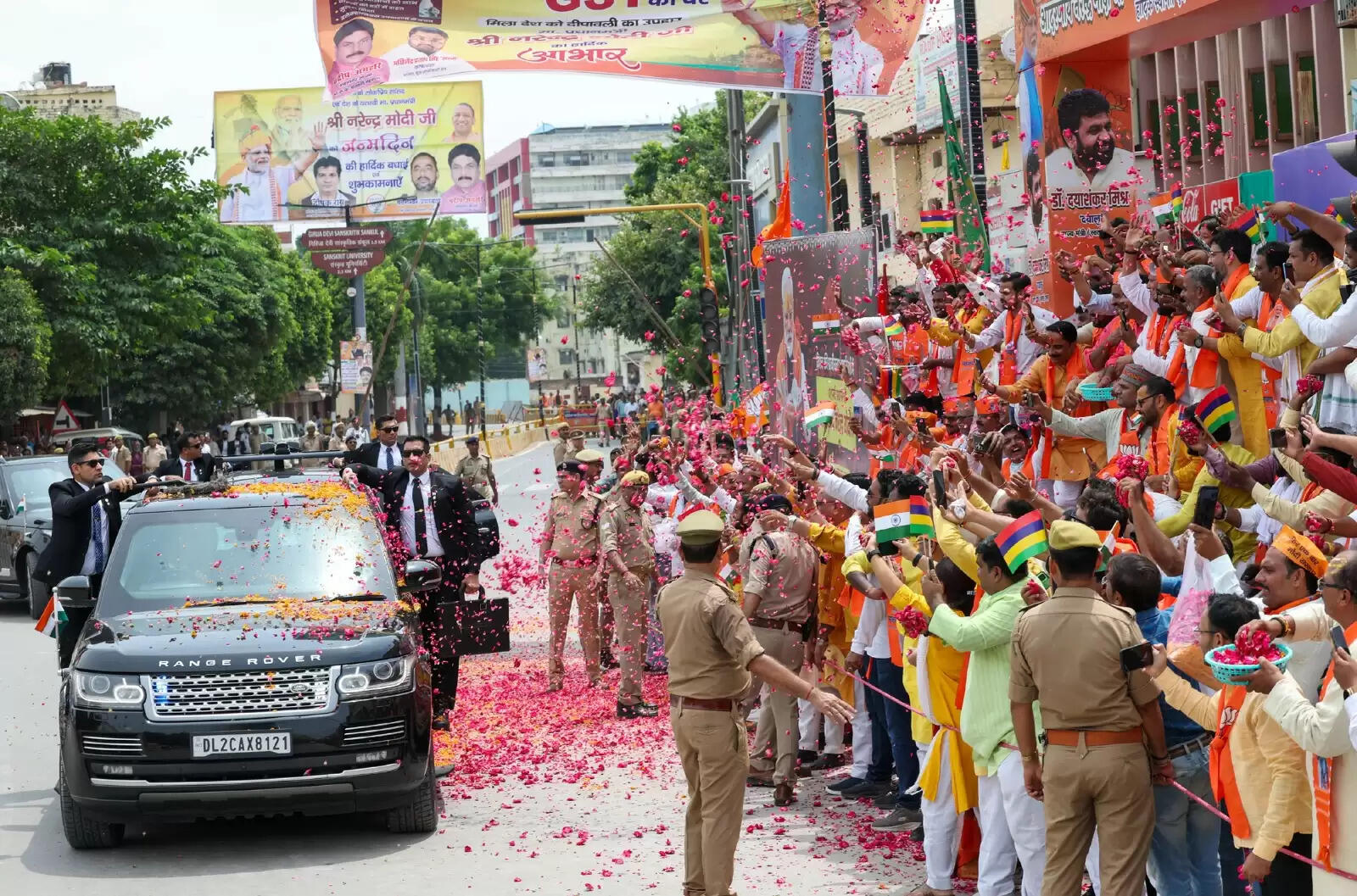 काशी में मोदी का भव्य स्वागतदेखिये तस्वीरें