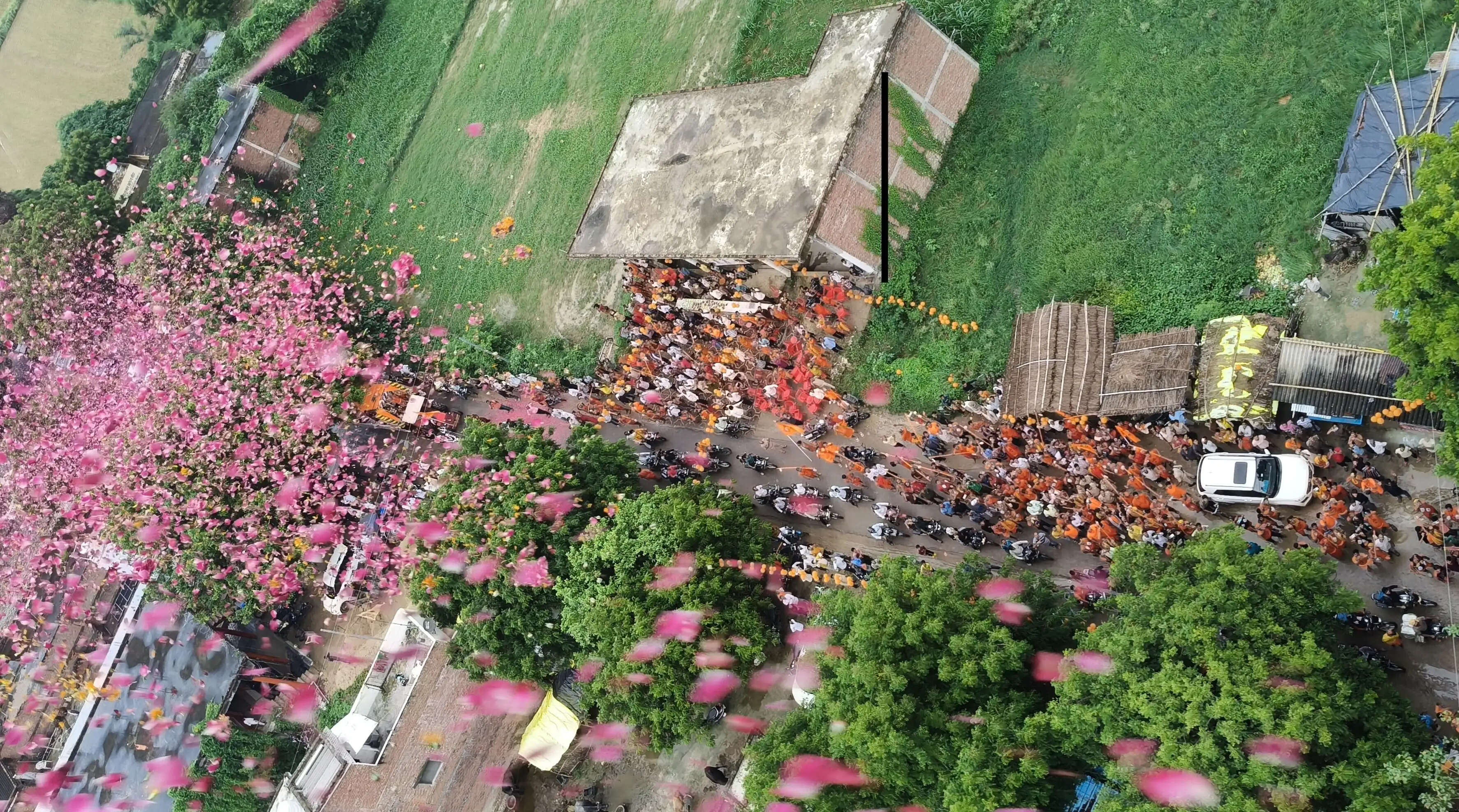 कांवड़ियों पर हेलीकॉप्टर से पुष्पवर्षा, गूंजा हर-हर महादेव का जयघोष