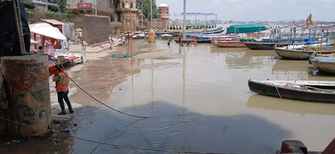 वाराणसी के अस्सी घाट पर गंगा नदी का जलस्तर इन दिनों तेजी से बढ़ रहा है। बढ़ते जलस्तर के कारण श्रद्धालुओं और स्थानीय निवासियों की सुरक्षा सुनिश्चित करने के लिए शासन और प्रशासन ने घाटों पर अतिरिक्त सुरक्षा और निगरानी व्यवस्था को और मजबूत कर दिया है।