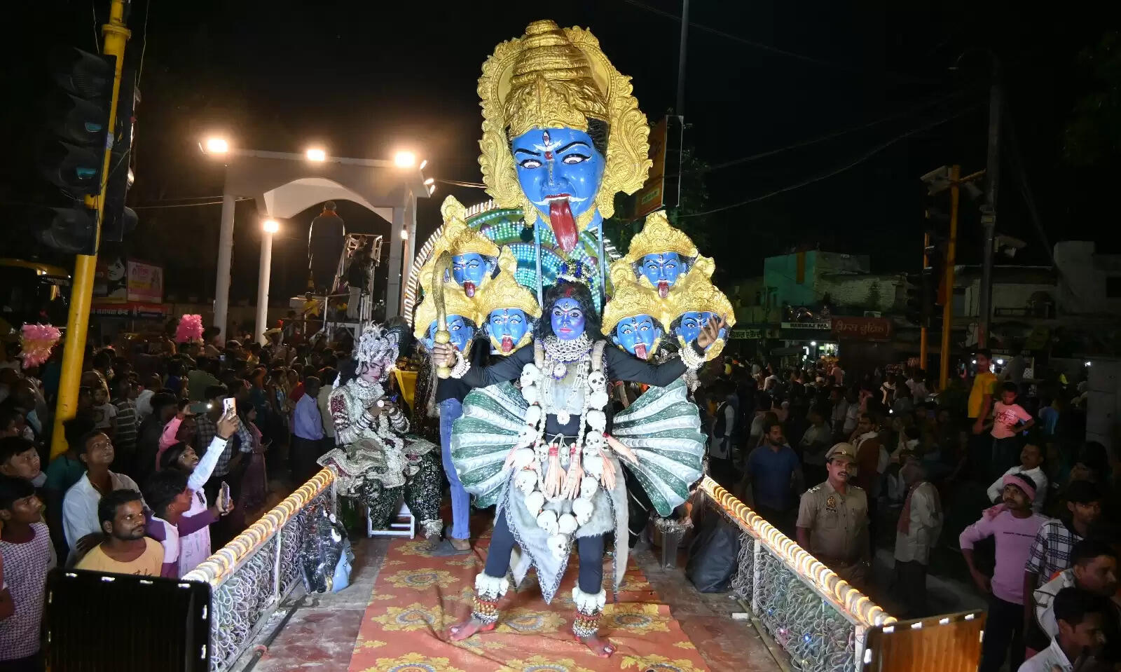 चेतगंज की विश्व प्रसिद्ध नक्क्टैया का आयोजन शुक्रवार की रात किया गया। नक्कटैया में देश भर से आए लाग विमान शामिल हुए। इसमें तरह-तरह की झाकियों ने लोगों का मन मोह लिया। पहलगाम हमले के बाद पाकिस्तान के खिलाफ भारत के ऑपरेशन सिंदूर की झांकी ने लोगों का ध्यान खींचा।