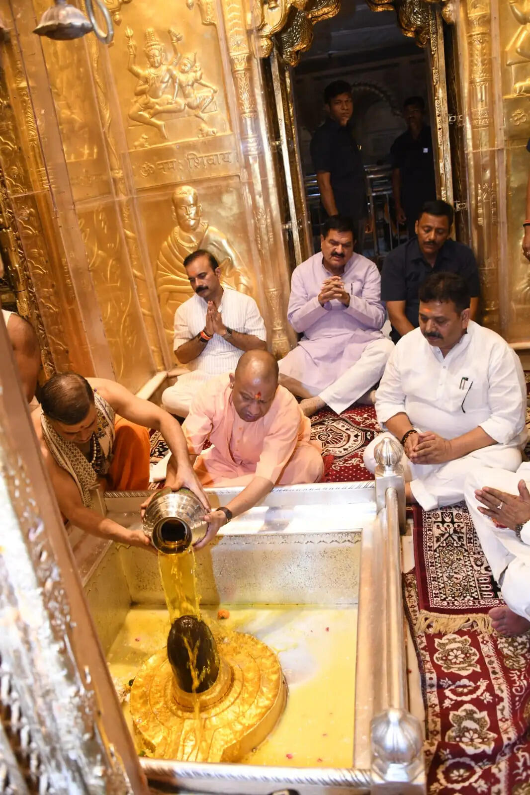सीएम योगी ने काशी विश्वनाथ धाम व काल भैरव मंदिर जाकर किए दर्शन