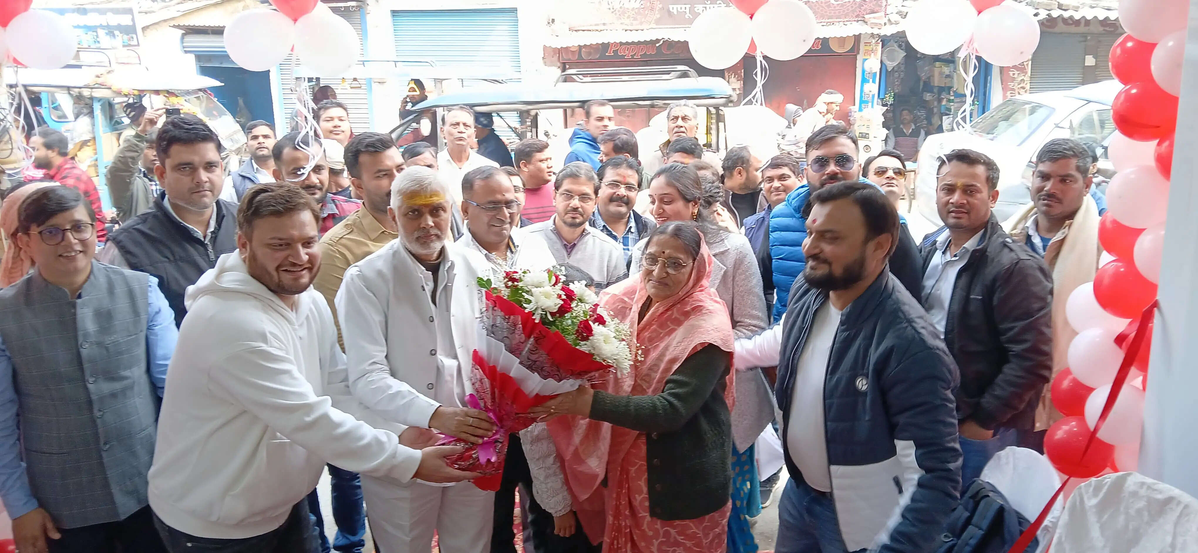 अब लंका पर भी मिलेगा काशी की प्रसिद्ध मिठाई ‘लाल पेड़ा’ का स्वाद, ‘महादेव लाल पेड़ा भंडार’ के चौथी शाखा का फीता काटकर किया उद्घाटन