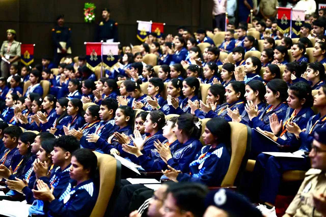‘प्रदेश डुबाओ एलायंस’ में सैफई या सिफारिश से मिलती थी नौकरी, एनडीए का मतलब ‘नौकरी देंगे एलायंस’: सीएम योगी मुख्यमंत्री योगी आदित्यनाथ ने उत्तर प्रदेश पुलिस में कुशल खिलाड़ी कोटे के अंतर्गत चयनित 470 खेल प्रतिभाओं को नियुक्ति पत्र वितरित किए सीएम ने कहा- अब नियुक्तियों पर किसी परिवार का कब्जा नहीं, सिर्फ पसीने और प्रतिभा का अधिकार सपा का युवाओं को नौकरी देने की बात करना जैसे मगरमच्छ शांति का उपदेश दे रहा हो: मुख्यमंत्री नियुक्ति पत्र न सरकार की कृपा और न मुख्यमंत्री की अनुकंपा, यह खिलाड़ियों के पसीने और परिश्रम की कीमत: सीएम हर खिलाड़ी को नशे के खिलाफ अभियान का हिस्सा बनना चाहिए: मुख्यमंत्री सीएम की युवाओं को सीख- रील में लाइक्स मिलते हैं और खेल के मैदान में मिलती है लाइफ समाजवादी पार्टी ने 10 लाख गुंडे पाले थे, हमने 10 लाख युवाओं को दी सरकारी नौकरी: मुख्यमंत्री योगी मर्डर और मेडल में अंतर है, एक पहचान दिलाता है और दूसरा पहचान डुबोता है: सीएम योगी युवाओं को शराब और सपा से सावधान रहना चाहिए, दोनों ने प्रदेश को बर्बाद किया था: मुख्यमंत्री आपका प्रमोशन कोई टाल नहीं सकता, और जो टालेगा तो फिर हम उसको ही टाल देंगे: सीएम लखनऊ, 08 अक्टूबर। मुख्यमंत्री योगी आदित्यनाथ ने गुरुवार को लोक भवन सभागार में उत्तर प्रदेश पुलिस में कुशल खिलाड़ी कोटे के अंतर्गत चयनित 470 खेल प्रतिभाओं को नियुक्ति पत्र वितरित किए। इस दौरान मुख्यमंत्री ने खिलाड़ियों की उपलब्धियों, खेलों के प्रति सरकार की प्रतिबद्धता और पारदर्शी भर्ती प्रक्रिया का उल्लेख करते हुए समाजवादी पार्टी पर तीखा हमला बोला। उन्होंने कहा कि पहले प्रदेश में युवाओं की नौकरी पर एक परिवार का कब्जा था और नौकरी पाने के लिए ‘सैफई या सिफारिश’ की जरूरत पड़ती थी, जबकि आज नियुक्ति में न किसी की सिफारिश चलती है और न पैसा। आज सिर्फ खिलाड़ी की प्रतिभा, परिश्रम और पसीने की कीमत मिल रही है। “पहले प्रदेश डुबाओ एलायंस’’ था और अब एनडीए की सरकार है। एनडीए का मतलब है- “नौकरी देंगे एलायंस।” अब नौकरी पर केवल पसीने और प्रतिभा का कब्जा है। जिन खिलाड़ियों ने अपने परिश्रम से अपनी प्रतिभा साबित की, उन्हें उसी आधार पर नियुक्ति मिल रही है। ‘सैफई या सिफारिश’ का दौर खत्म मुख्यमंत्री ने कहा कि पहले प्रदेश में युवाओं के सामने पहचान का संकट था और उनकी नौकरियों पर डकैती डाली जाती थी। खिलाड़ी मैदान में पसीना बहाता था। उसके पास सिफारिश कराने का समय नहीं था। इसी कारण उसे नौकरी नहीं मिल पाती थी। वर्ष 2017 से पहले समाजवादी पार्टी की सरकार के समय बड़ी संख्या में अराजक तत्वों को संरक्षण मिला। सपा ने प्रदेश में 10 लाख गुंडे पाले थे। वे बेटियों की सुरक्षा के लिए खतरा बनते थे। दंगे-अराजकता फैलाते, गरीबों की जमीनों पर कब्जा करते थे। इसके विपरीत हमारी सरकार ने 10 लाख नौजवानों को सरकारी नौकरी देकर उत्तर प्रदेश को नई पहचान देने का काम किया है। सपा की बातें मगरमच्छ के शांति उपदेश जैसी सीएम ने कहा कि जब समाजवादी पार्टी युवाओं की नियुक्ति की बात करती है तो हंसी आती है। लगता है जैसे कोई पानी में तैरता मगरमच्छ शांति का उपदेश दे रहा हो। ऐसे मगरमच्छों से सावधान रहना होगा। आप खूब खेलिए, खूब पसीना बहाइए, नए रिकॉर्ड बनाइए। नौकरी की चिंता मत करिए, हमने ऐसी पॉलिसी बना दी है कि नौकरी आपको जरूर मिलेगी। कोई भी आपका प्रमोशन नहीं टाल सकता और ऐसा करेगा तो हम उसको ही टाल देंगे। शराब और सपा से सावधान रहें युवा मुख्यमंत्री ने कहा कि युवाओं को शराब व सपा से सावधान रहना चाहिए। ये दोनों एक-दूसरे के पूरक हैं, दोनों ने प्रदेश को बर्बाद किया था। सरकार की खेल नीति का उद्देश्य अच्छे खिलाड़ियों को आगे बढ़ाना और उन्हें सम्मान व अवसर देना है। 2017 से पहले उत्तर प्रदेश में खनन, भर्ती, रिवर फ्रंट समेत विभिन्न घोटालों की चर्चा होती थी, जबकि आज प्रदेश में मेरठ में स्पोर्ट्स यूनिवर्सिटी, हर कमिश्नरी में स्पोर्ट्स कॉलेज और सेंटर ऑफ एक्सीलेंस, वन डिस्ट्रिक्ट-वन प्रोडक्ट, वन डिस्ट्रिक्ट-वन मेडिकल कॉलेज और खिलाड़ियों के मेडल्स की चर्चा होती है। प्रधानमंत्री नरेन्द्र मोदी जी के नेतृत्व में भारतीय जनता पार्टी ने केवल चुनाव जीतने के रिकॉर्ड नहीं बनाए, बल्कि मेडल जीतने के रिकॉर्ड भी बनाए हैं। एशियन गेम्स में भारतीय खिलाड़ियों द्वारा 107 मेडल जीतने का उल्लेख करते हुए उन्होंने इसे अब तक का सर्वोच्च रिकॉर्ड बताया और खिलाड़ियों से नए रिकॉर्ड बनाने का आह्वान किया। ‘मर्डर से मेडल तक बदली यूपी की पहचान’ सीएम ने कहा कि प्रधानमंत्री जी खिलाड़ियों के साथ व्यक्तिगत संवाद करते हैं, उनकी सुविधाओं पर ध्यान देते हैं और दुनिया में अच्छा प्रदर्शन करने वाले खिलाड़ियों को फोन करके प्रोत्साहित करते हैं। कभी भारत की पहचान राष्ट्रमंडल खेलों के घोटालों से होती थी, लेकिन आज भारत के खिलाड़ी देश के लिए मेडल्स लेकर लौट रहे हैं। इसी तरह पहले प्रदेश की पहचान अपराध और अराजकता से जुड़ी खबरों से होती थी, लेकिन आज यूपी की पहचान उसके कुशल खिलाड़ियों के मेडल्स से हो रही है। मर्डर और मेडल में अंतर है- एक पहचान दिलाता है और दूसरा पहचान डुबोता है। जर्सी से वर्दी की यात्रा में भी वही अनुशासन चाहिए मुख्यमंत्री ने नियुक्ति पत्र प्राप्त करने वाले खिलाड़ियों से कहा कि आज उनकी ‘जर्सी से वर्दी’ की यात्रा शुरू हुई है। जर्सी में उन्होंने जिस अनुशासन, टीम वर्क, परिश्रम और समर्पण के साथ परिणाम दिए हैं, वर्दी में भी उनसे वही अपेक्षा है। नवनियुक्त 470 खिलाड़ियों में 303 पुरुष और 167 महिलाएं शामिल हैं। आरक्षी नागरिक पुलिस में 295 खिलाड़ियों का चयन हुआ है, जिनमें 148 पुरुष और 147 महिलाएं हैं। उपनिरीक्षक नागरिक पुलिस में 43 पुरुष और 20 महिलाएं हैं, जबकि आरक्षी पीएसी में 132 खिलाड़ियों का चयन हुआ है। मुख्यमंत्री ने खिलाड़ियों से पूछा कि क्या नियुक्ति प्रक्रिया के दौरान किसी ने उनसे पैसे की मांग की? क्या किसी को सिफारिश कराने की जरूरत पड़ी? आज जो नियुक्ति पत्र उन्हें मिल रहा है, वह न सरकार की कृपा है और न मुख्यमंत्री की अनुकंपा, बल्कि यह उनके पसीने और परिश्रम की कीमत है। 2017 से बदली खिलाड़ी नियुक्ति की व्यवस्था मुख्यमंत्री ने कहा कि वर्ष 2017 से पहले पुलिस अथवा किसी अन्य विभाग में खिलाड़ियों की सीधी भर्ती का कोई नियम नहीं था। उनकी सरकार ने पुलिस भर्ती की प्रक्रिया के साथ-साथ विभिन्न विभागों में खिलाड़ियों को सीधी नियुक्ति देने की व्यवस्था शुरू की। अब तक करीब 1000 खिलाड़ियों को सीधी भर्ती के माध्यम से नियुक्ति पत्र दिए जा चुके हैं। इसके साथ 1470 खिलाड़ियों को नियुक्ति पत्र देने की प्रक्रिया आगे बढ़ी है और 555 खिलाड़ियों की चयन प्रक्रिया भी प्रारंभ हो चुकी है। जीवन में जीत का जितना महत्व है, उससे कहीं अधिक महत्व हार के बाद खड़ा होना, फिर तैयारी करना, संघर्ष करना और अंततः मेडल जीतकर लौटना है। डिप्टी एसपी बनने के लक्ष्य ने दिलाया गोल्ड सीएम ने कहा कि उन्होंने एक खिलाड़ी से पूछा कि मेडल जीतने के पीछे उसकी प्रेरणा क्या थी। खिलाड़ी ने कहा कि उसने गोल्ड मेडल इसलिए जीता, क्योंकि उसका लक्ष्य उत्तर प्रदेश पुलिस में डिप्टी एसपी बनना था। जिस तरह अर्जुन का निशाना अपने लक्ष्य पर था, उसी तरह उस खिलाड़ी का लक्ष्य भी डिप्टी एसपी का पद था और उसने अपने लक्ष्य को हासिल करने के लिए देश के लिए मेडल जीता। सरकार अब तक ओलंपिक, कॉमनवेल्थ और एशियाई खेलों में मेडल जीतने वाले सात कुशल खिलाड़ियों को सीधी भर्ती से डिप्टी एसपी का पद दे चुकी है। हॉकी खिलाड़ी ललित उपाध्याय को ओलंपिक में भारत की हॉकी टीम के मेडल जीतने के बाद सरकार ने डिप्टी एसपी का पद दिया। गाजीपुर के राजकुमार पाल का परिवार बेहद गरीब था, लेकिन उनकी प्रतिभा और परिश्रम ने उन्हें ओलंपिक में मेडल तक पहुंचाया। सरकार ने उन्हें भी डिप्टी एसपी का पद दिया। खिलाड़ियों को 200 करोड़ से अधिक की प्रोत्साहन राशि मुख्यमंत्री ने कहा कि ओलंपिक और अन्य प्रतियोगिताओं में प्रदेश के लिए मेडल जीतने वाले कुशल खिलाड़ियों को सरकार ने अब तक 200 करोड़ रुपये से अधिक की प्रोत्साहन राशि उपलब्ध कराई है। एक समय उत्तर प्रदेश की स्थिति ऐसी थी कि सूर्योदय से सूर्यास्त के बीच ही जीवन सीमित था। न उससे पहले लोग सुरक्षित महसूस करते थे और न बाद में। खेल इन्फ्रास्ट्रक्चर की स्थिति भी अच्छी नहीं थी। 2017 में सरकार बनने के बाद भू-माफिया के खिलाफ अभियान चलाया गया। सरकारी, गरीबों, व्यापारियों और सार्वजनिक स्थलों की जमीनों पर किए गए अवैध कब्जों को हटाया गया। करीब 64 हजार हेक्टेयर जमीन को अवैध कब्जे से मुक्त कराया गया। आज उसी भूमि का उपयोग गांव से लेकर ब्लॉक, जनपद और प्रदेश स्तर तक खेल सुविधाओं के विकास में किया जा रहा है। प्रदेश में खेल मैदान, मिनी स्टेडियम, स्टेडियम और इंटरनेशनल स्टेडियम विकसित हो रहे हैं। हर कमिश्नरी में स्पोर्ट्स कॉलेज विकसित किए जा रहे हैं। इनमें अलग-अलग खेलों के लिए सेंटर ऑफ एक्सीलेंस बनाए जा रहे हैं, जहां अंतरराष्ट्रीय स्तर की प्रैक्टिस सुविधा, प्रशिक्षित कोच और आवश्यक टीम उपलब्ध हो। खेलो इंडिया से विधायक और ग्रामीण खेल प्रतियोगिताओं तक सीएम योगी ने कहा कि नशे के खिलाफ सबसे बड़ा ब्रांड एंबेसडर कोई बन सकता है तो वह खिलाड़ी है। खिलाड़ी से अधिक कोई नहीं समझ सकता कि नशे की कीमत व्यक्ति, परिवार और समाज को क्या चुकानी पड़ती है। हर खिलाड़ी को नशे के खिलाफ अभियान का हिस्सा बनना चाहिए। 1400 से अधिक कुशल खिलाड़ी यूपी पुलिस का हिस्सा बन चुके हैं। इन खिलाड़ियों को कोई न कोई गांव गोद दिया जाए और उन्हें सप्ताह में कम से कम एक दिन वहां खेलकूद की गतिविधियों के संचालन के लिए भेजा जाए। जिस प्रकार महिला बीट पुलिस अधिकारी सप्ताह में एक दिन किसी गांव में जाती हैं, उसी प्रकार पुलिस के खिलाड़ी भी गांवों में जाकर युवाओं को खेलों से जोड़ें। ‘रील में लाइक्स मिलते हैं, खेल के मैदान में लाइफ’ मुख्यमंत्री ने युवाओं में बढ़ते रील कल्चर पर भी टिप्पणी की। उन्होंने कहा कि आज के युवा घंटों रील में अपना समय बर्बाद कर रहे हैं। रील में लाइक्स मिलते हैं, लेकिन खेल के मैदान में आपको लाइफ मिलती है, एक नई लाइफ। अब उन्हें तय करना है कि केवल लाइक्स चाहिए या जीवन की वास्तविक उपलब्धि। आज की नियुक्ति नए जीवन की शुरुआत है। अच्छा प्रदर्शन, नियमित अभ्यास और खुद को मजबूत बनाने के साथ खिलाड़ियों के सामने प्रमोशन और आगे बढ़ने के नए अवसर भी खुलेंगे। खेल समाप्त नहीं हुआ: केशव प्रसाद मौर्य उपमुख्यमंत्री केशव प्रसाद मौर्य ने कहा कि नियुक्ति मिलने से खिलाड़ियों का खेल समाप्त नहीं हुआ है। वर्ष 2017 से पहले प्रदेश की कानून व्यवस्था ध्वस्त थी। आज बेहतर कानून व्यवस्था की देशभर में चर्चा है। पहले खिलाड़ियों को अपेक्षित अवसर नहीं मिलते थे। अब पदक जीतकर आने वाले खिलाड़ियों के लिए सरकारी नौकरियों के अवसर हैं। पुरस्कार राशि ढाई गुना से अधिक बढ़ी: गिरीश यादव खेल राज्यमंत्री गिरीश चंद्र यादव ने कहा कि मुख्यमंत्री ने खिलाड़ियों की पुरस्कार राशि ढाई गुना से अधिक बढ़ाई है। खेल नीति-2023 लागू करने के साथ आर्थिक रूप से कमजोर खिलाड़ियों के लिए एकलव्य क्रीड़ा कोष बनाया गया। प्रत्येक मंडल में स्पोर्ट्स कॉलेज खोलने का निर्णय हुआ है। मेरठ में मेजर ध्यानचंद खेल विश्वविद्यालय का निर्माण पूरा हो चुका है और इसका लोकार्पण होना है। खिलाड़ियों को आउट ऑफ टर्न पदोन्नतियां: डीजीपी पुलिस महानिदेशक राजीव कृष्ण ने बताया कि वर्ष 2022 से अब तक 950 कुशल खिलाड़ियों की भर्ती हो चुकी है। निरीक्षक और दलनायक पद पर 14, उपनिरीक्षक और प्लाटून कमांडर पद पर 59 तथा मुख्य आरक्षी पद पर 440 आउट ऑफ टर्न पदोन्नतियां दी गई हैं। उन्होंने कहा कि खेल से मिला अनुशासन और दबाव में निर्णय लेने की क्षमता पुलिस सेवा में उपयोगी होगी। लघु फिल्म में दिखा गुड़िया का संघर्ष कार्यक्रम में खिलाड़ियों के संघर्ष पर आधारित लघु फिल्म दिखाई गई। इसमें भदोही के छेछुआ गांव की गुड़िया की कहानी भी थी, जिन्होंने 400 मीटर बाधा दौड़ में राष्ट्रीय पदक जीता है। नियुक्ति पाने वाले खिलाड़ियों ने खाकी पहनकर जनसेवा का संकल्प जताया। इस अवसर पर उपमुख्यमंत्री केशव प्रसाद मौर्य, खेल और युवा कल्याण विभाग के मंत्री गिरीश चंद्र यादव, पुलिस महानिदेशक राजीव कृष्ण, अपर मुख्य सचिव गृह संजय प्रसाद, पुलिस महानिदेशक उत्तर प्रदेश पुलिस भर्ती एवं प्रोन्नत बोर्ड एस.बी. शिरोडकर, पुलिस महानिदेशक पीएसी आलोक सिंह के साथ उत्तर प्रदेश पुलिस के वरिष्ठ अधिकारीगण, नियुक्ति पत्र प्राप्त करने वाले कुशल खिलाड़ीगण और उनके अभिभावक उपस्थित रहे।
