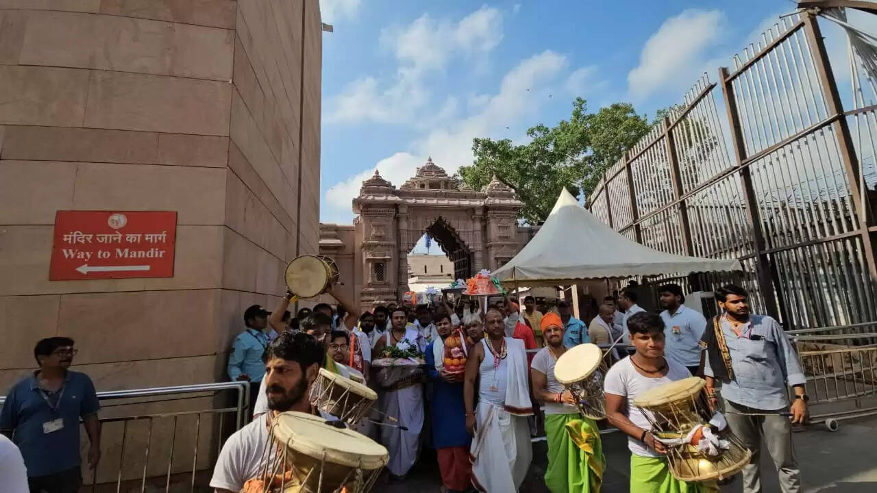 कृष्ण जन्माष्टमी 2025 : श्रीकाशी विश्वनाथ मंदिर से मथुरा के श्रीलड्डू गोपाल जी के लिए भेजा गया उपहार 